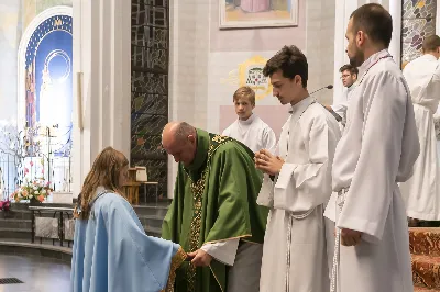 W sobotę 16 października w Katedrze Rzeszowskiej, w rocznicę wyboru św. Jana Pawła II na papieża, uroczystą Mszą Świętą zakończyły się obchody Dnia Patrona Szkoły Podstawowej nr 23 w Rzeszowie. Eucharystię celebrował oraz homilię wygłosił proboszcz Katedry ks. Krzysztof Gołąbek. W kazaniu przywołał swoje osobiste wspomnienia spotkań ze św. Janem Pawłem II. Na Mszy Świętej obecna była Dyrekcja, nauczyciele oraz uczniowie naszej Szkoły. Dyrekcji, nauczycielom, pracownikom oraz wszystkim uczniom Szkoły Podstawowej nr 23 w Rzeszowie życzymy, by św. Jan Paweł II dodawał sił, by codziennie wypływać na głębię prawdy, dobra i piękna. fot. Joanna Prasoł 