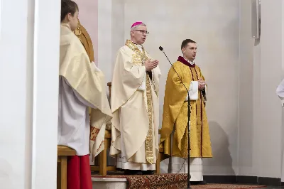 16 kwietnia 2022 r. bp Jan Wątroba przewodniczył liturgii Wigilii Paschalnej w naszej Katedrze. Podczas Mszy Świętej trzy osoby: Justyna, Anna i Nikola przyjęły sakrament chrztu, bierzmowania i Eucharystii.
fot. Joanna Prasoł