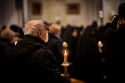 Mszy Świętej w święto Ofiarowania Pańskiego przewodniczył bp Jan Wątroba. W Eucharystii z okazji Dnia Życia Konsekrowanego uczestniczyli przedstawiciele sióstr i braci zakonnych, pustelnic, dziewic i wdów konsekrowanych oraz członków instytutów świeckich. Eucharystię koncelebrował ks. Stanisław Kamiński, wikariusz biskupi ds. zakonnych, a także 8 kapłanów. Homilię wygłosił bp Jan Wątroba. Śpiew podczas Mszy Świętej prowadziła Katedralna Schola Liturgiczna pod kierunkiem ks. Juliana Wybrańca przy akompaniamencie organowym Wiesława Siewierskiego. Fot. Paulina Lęcznar