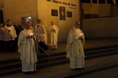 W niedzielę 13 września przeżywaliśmy uroczyste Nabożeństwo Fatimskie. Mszy Świętej przewodniczył i homilię wygłosił ks. Michał Bator - proboszcz parafii pw. Św. Michała Archanioła w Rzeszowie. O godz. 18.40 zostały przedstawione prośby i podziękowania do Matki Bożej Fatimskiej, w intencji których sprawowana była także Msza Święta. Po Mszy Świętej wyruszyła procesja różańcowa z figurą Matki Bożej. Modlitwę różańcową prowadził ks. Dominik Kiełb wraz z parafianami parafii pw. Św. Michała Archanioła w Rzeszowie. Nabożeństwo zakończył Apel Jasnogórski. fot. Rafał Waszczak 