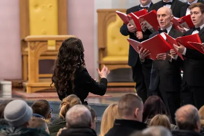 W niedzielę 22 stycznia 2023 r. podczas Mszy Świętej o godz. 12.00 posługę muzyczną podjął nasz Katedralny Chór Chłopięco-Męski „Pueri Cantores Resovienses” pod dyrekcją Edyty Kotuli oraz Angeliki Pacuty. Po Eucharystii miał miejsce koncert Chóru, w którego programie znalazł się bogaty repertuar kolęd, pastorałek i bożonarodzeniowych pieśni. 
Podczas koncertu wystąpili gościnnie: sopranistka – Katarzyna Bembenek wraz z akompaniatorem – Grzegorzem Mazurem oraz skrzypek Paweł Dubiel, któremu towarzyszył chórzysta i pianista – Maksymilian Rogóż.
fot. Joanna Prasoł
