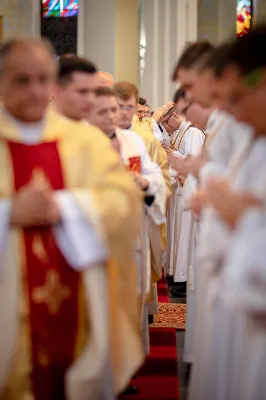 „Na swoje życie i swoje kapłaństwo trzeba popatrzeć w świetle Bożej miłości. Inaczej go nie pojmiemy ani my, ani ci, którzy będą na nas patrzeć” – mówił bp Jan Wątroba podczas Mszy św. z udzieleniem święceń prezbiteratu. 4 czerwca 2022 r. w kościele katedralnym jedenastu diakonów diecezji rzeszowskiej przyjęło sakrament kapłaństwa.
Do grona neoprezbiterów diecezji rzeszowskiej należą: ks. Sebastian Bełz z parafii w Nienadówce, ks. Krzysztof Lampart z parafii w Rudnej Wielkiej, ks. Mateusz Łachmanek z parafii w Lipinkach, ks. Karol Migut z parafii w Jasionce, ks. Marcin Murawski z parafii katedralnej w Rzeszowie, ks. Adrian Pazdan z parafii w Zagorzycach, ks. Tomasz Sienicki z parafii w Bieździedzy, ks. Dominik Świeboda z parafii w Palikówce, ks. Piotr Wąsacz z parafii bł. Władysława Findysza w Rzeszowie, ks. Mateusz Wojtuń z parafii w Święcanach oraz ks. Wiktor Zoła z parafii w Cieklinie.
Mszy św. przewodniczył i święceń udzielił bp Jan Wątroba. Eucharystię koncelebrowało około osiemdziesięciu księży, m.in: przełożeni Wyższego Seminarium Duchownego w Rzeszowie oraz proboszczowie i wikariusze z parafii rodzinnych neoprezbiterów. W Mszy św. uczestniczył abp Edward Nowak, bp Kazimierz Górny i bp Edward Białogłowski.
Zebranych w kościele katedralnym powitał ks. Krzysztof Gołąbek, proboszcz parafii.
W homilii bp Jan Wątroba nawiązał do słów z Ewangelii według św. Jana w których Chrystus tłumaczy co to znaczy być dobrym pasterzem. „Być kapłanem w Kościele Chrystusowym to znaczy mieć udział w Jego pasterskiej misji i stale upodabniać się do Dobrego Pasterza, który zna owce, karmi je, broni i jest gotów oddać życie dla ich dobra” – mówił hierarcha.
Po homilii odbył się obrzędy święceń: przyrzeczenie czci i posłuszeństwa Biskupowi Ordynariuszowi, Litania do Wszystkich Świętych podczas której kandydaci leżeli krzyżem, nałożenie rąk, modlitwa święceń oraz namaszczenie rąk krzyżmem i wręczenie chleba i wina. Podczas Liturgii Eucharystycznej nowo wyświęceni po raz pierwszy wyciągnęli dłonie nad chlebem i winem wypowiadając słowa konsekracji.
Na zakończenie Mszy św. ks. Tomasz Sienicki, podziękował w imieniu nowo wyświęconych wszystkim, którzy przyczynili się do przygotowania ich do kapłaństwa. Słowa wdzięczności, m.in. przełożonym Wyższego Seminarium Duchownego w Rzeszowie i rodzicom neoprezbiterów, wypowiedział bp Jan Wątroba. 
W drodze do zakrystii neoprezbiterzy zatrzymali się przy figurze Matki Bożej Fatimskiej zawierzając swoje kapłaństwo Matce Bożej.
W niedzielę, 5 czerwca, w Uroczystość Zesłania Ducha Świętego, neoprezbiterzy będą sprawować w swoich rodzinnych parafiach uroczyste Msze św. prymicyjne, a w najbliższych tygodniach otrzymają skierowania do parafii.

Fot. ks. Jakub Nagi oraz biala-wrona.pl
