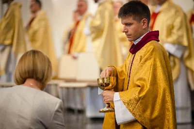 „Na swoje życie i swoje kapłaństwo trzeba popatrzeć w świetle Bożej miłości. Inaczej go nie pojmiemy ani my, ani ci, którzy będą na nas patrzeć” – mówił bp Jan Wątroba podczas Mszy św. z udzieleniem święceń prezbiteratu. 4 czerwca 2022 r. w kościele katedralnym jedenastu diakonów diecezji rzeszowskiej przyjęło sakrament kapłaństwa.
Do grona neoprezbiterów diecezji rzeszowskiej należą: ks. Sebastian Bełz z parafii w Nienadówce, ks. Krzysztof Lampart z parafii w Rudnej Wielkiej, ks. Mateusz Łachmanek z parafii w Lipinkach, ks. Karol Migut z parafii w Jasionce, ks. Marcin Murawski z parafii katedralnej w Rzeszowie, ks. Adrian Pazdan z parafii w Zagorzycach, ks. Tomasz Sienicki z parafii w Bieździedzy, ks. Dominik Świeboda z parafii w Palikówce, ks. Piotr Wąsacz z parafii bł. Władysława Findysza w Rzeszowie, ks. Mateusz Wojtuń z parafii w Święcanach oraz ks. Wiktor Zoła z parafii w Cieklinie.
Mszy św. przewodniczył i święceń udzielił bp Jan Wątroba. Eucharystię koncelebrowało około osiemdziesięciu księży, m.in: przełożeni Wyższego Seminarium Duchownego w Rzeszowie oraz proboszczowie i wikariusze z parafii rodzinnych neoprezbiterów. W Mszy św. uczestniczył abp Edward Nowak, bp Kazimierz Górny i bp Edward Białogłowski.
Zebranych w kościele katedralnym powitał ks. Krzysztof Gołąbek, proboszcz parafii.
W homilii bp Jan Wątroba nawiązał do słów z Ewangelii według św. Jana w których Chrystus tłumaczy co to znaczy być dobrym pasterzem. „Być kapłanem w Kościele Chrystusowym to znaczy mieć udział w Jego pasterskiej misji i stale upodabniać się do Dobrego Pasterza, który zna owce, karmi je, broni i jest gotów oddać życie dla ich dobra” – mówił hierarcha.
Po homilii odbył się obrzędy święceń: przyrzeczenie czci i posłuszeństwa Biskupowi Ordynariuszowi, Litania do Wszystkich Świętych podczas której kandydaci leżeli krzyżem, nałożenie rąk, modlitwa święceń oraz namaszczenie rąk krzyżmem i wręczenie chleba i wina. Podczas Liturgii Eucharystycznej nowo wyświęceni po raz pierwszy wyciągnęli dłonie nad chlebem i winem wypowiadając słowa konsekracji.
Na zakończenie Mszy św. ks. Tomasz Sienicki, podziękował w imieniu nowo wyświęconych wszystkim, którzy przyczynili się do przygotowania ich do kapłaństwa. Słowa wdzięczności, m.in. przełożonym Wyższego Seminarium Duchownego w Rzeszowie i rodzicom neoprezbiterów, wypowiedział bp Jan Wątroba. 
W drodze do zakrystii neoprezbiterzy zatrzymali się przy figurze Matki Bożej Fatimskiej zawierzając swoje kapłaństwo Matce Bożej.
W niedzielę, 5 czerwca, w Uroczystość Zesłania Ducha Świętego, neoprezbiterzy będą sprawować w swoich rodzinnych parafiach uroczyste Msze św. prymicyjne, a w najbliższych tygodniach otrzymają skierowania do parafii.

Fot. ks. Jakub Nagi oraz biala-wrona.pl
