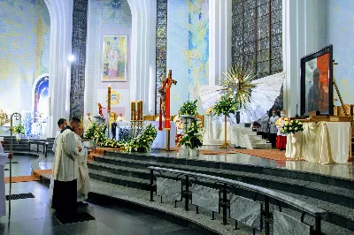 26 kwietnia 2020 r., w niedzielę wieczorem, Mszą Świętą o godz. 19.00 w naszej Katedrze rozpoczęła się peregrynacja obrazu Matki Bożej Robotników Solidarności po wybranych parafiach diecezji rzeszowskiej. Hasłem przewodnim peregrynacji są słowa bł. ks. Jerzego Popiełuszki: „Z Matką Odkupiciela mocni nadzieją”. Obraz Matki Bożej Robotników Solidarności został przywieziony do Rzeszowa z Mielca. Do naszej Katedry wprowadzili go członkowie Regionu Rzeszowskiego NSZZ „Solidarność”. Wraz z obrazem przekazywane są relikwie bł. ks. Jerzego Popiełuszki i miniatura krzyża z Nowej Huty. Mszy św. przewodniczył bp Jan Wątroba. W koncelebrze uczestniczyli: ks. Stanisław Słowik, dyrektor Caritas Diecezji Rzeszowskiej, ks. Rafał Flak, dyrektor Wydziału Duszpasterskiego Kurii Diecezjalnej w Rzeszowie, ks. Krzysztof Gołąbek, ks. Robert Mokrzycki, proboszcz parafii bł. J. Popiełuszki w Rzeszowie i diecezjalny duszpasterz ludzi pracy oraz ks. Łukasz Hendzel, sekretarz biskupa rzeszowskiego. Obraz pozostał w Katedrze do 27 kwietnia, a następnie został przekazany do parafii Przemienienia Pańskiego w Ropczycach. Peregrynacja obrazu Matki Bożej Robotników Solidarności i relikwii bł. ks. Jerzego Popiełuszki potrwa w diecezji rzeszowskiej do 17 września 2020 r. W tym czasie obraz nawiedzi 144 parafie diecezji leżące na terenie czterech okręgów NSZZ „Solidarność” Regionu Rzeszowskiego (okręg Ropczycko-Sędziszowski, okręg Kolbuszowski, Strzyżowski i okręg Rzeszów). fot. Andrzej Kotowicz