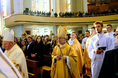 „Jesteśmy na świecie, aby stać pod krzyżem, głosić prawdę o krzyżu i bronić krzyża. W nim jest cała nasza nadzieja” – powiedział bp Jan Wątroba w dniu Uroczystości Jezusa Chrystusa Króla Wszechświata w rzeszowskiej katedrze. Podczas Mszy św. nowi członkowie Katolickiego Stowarzyszenia Młodzieży złożyli przyrzeczenie, a prezesi oddziałów parafialnych Akcji Katolickiej otrzymali nominacje.  Mszy św. przewodniczył bp Jan Wątroba. W koncelebrze uczestniczyli infułaci: ks. Stanisław Mac, ks. Wiesław Szurek i ponad 20 księży, wśród nich ks. Stanisław Potera, asystent diecezjalny Akcji Katolickiej (AK) i ks. Tomasz Ryczek, asystent diecezjalny Katolickiego Stowarzyszenia Młodzieży (KSM).  Po wyznaniu wiary 73 młode osoby złożyły przyrzeczenie Katolickiego Stowarzyszenia Młodzieży.  Po Komunii św. bp Jan Wątroba, razem z ks. Stanisławem Poterą, wręczył nominacje 19 nowym prezesom oddziałów parafialnych Akcji Katolickiej.  Na zakończenie Mszy św. bp Wątroba, na prośbę ks. Krzysztofa Gołąbka, proboszcza parafii katedralnej, wręczył dyplomy ceremoniarza Rafałowi Waszczakowi i Dawidowi Różańskiemu, długoletnim członkom Liturgicznej Służby Ołtarza w parafii katedralnej.  fot. Andrzej Kotowicz