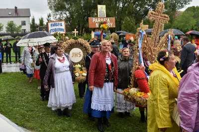 W niedzielę 29 sierpnia 2021 r. w Parku Papieskim w Rzeszowie odbyły się Dożynki Diecezjalne. Mimo deszczowej pogody do Parku Papieskiego przyjechało 57 delegacji z parafii diecezji rzeszowskiej z 65 wieńcami. Tegoroczną obsługę dożynek, w tym przygotowanie liturgii, zapewnili wierni i duszpasterze z dekanatu Rzeszów Wschód. Przed Mszą św. członkowie Stowarzyszenia Przyjaciół Ziemi Słocińskiej zaprezentowali program słowno-muzyczny. Podczas Mszy św. wystąpił chór z parafii św. Rocha w Rzeszowie pod dyrekcją Krzysztofa Husa oraz Gminna Orkiestra Dęta z Krasnego. Przed rozpoczęciem Mszy św. ks. Jerzy Uchman, diecezjalny duszpasterz rolników, przywitał przybyłych do Rzeszowa rolników, ogrodników, sadowników i pszczelarzy, wśród nich starostów dożynek: Marka Leśniewskiego i Teresę Kilar z parafii św. Rocha w Rzeszowie. Mszy św. przewodniczył bp Jan Wątroba. W koncelebrze uczestniczył bp Kazimierz Górny, ks. Wiesław Szurek oraz blisko dwudziestu księży. W długiej procesji z darami do ołtarza podeszły delegacje wszystkich obecnych parafii przynosząc chleby, wino, miód i owoce. Na zakończenie liturgii Biskup Rzeszowski pobłogosławił przyniesione płody ziemi. Po błogosławieństwie poszczególne delegacje, przedstawiane przez ks. Rafała Flaka, dyrektora Wydziału Duszpasterskiego Kurii Diecezjalnej w Rzeszowie, zaprezentowały swoje wieńce.  Fot. ks. Tomasz Nowak