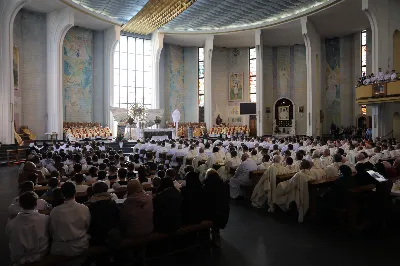 „Eucharystia powinna nas prowadzić do odkrycia kapłańskiej misji Ludu Bożego, kapłańskiej misji każdego z nas” – powiedział Biskup Rzeszowski podczas Mszy Wieczerzy Pańskiej, której przewodniczył w katedrze rzeszowskiej w Wielki Czwartek, 2 kwietnia 2026 r.
Podczas uroczystej liturgii Wielkiego Czwartku w katedrze rzeszowskiej, której przewodniczył bp Jan Wątroba, wierni zostali zaproszeni do refleksji nad tajemnicą Eucharystii, kapłaństwa oraz powołania całego Ludu Bożego do udziału w misji Chrystusa. Na zakończenie homilii biskup zachęcił do szczególnej modlitwy za kapłanów, zwłaszcza tych przeżywających trudności i kryzysy. „Panie Jezu, dobry pasterzu i towarzyszu wędrówki, dziś powierzamy Ci wszystkich kapłanów, ale zwłaszcza tych, którzy przechodzą chwilę kryzysu” – powiedział Biskup Rzeszowski. Wezwał także wspólnotę wiernych do troski o kapłanów poprzez modlitwę, życzliwość i wsparcie.
Wielkoczwartkowa liturgia w katedrze rzeszowskiej stała się nie tylko dziękczynieniem za dar Eucharystii i kapłaństwa, ale także wezwaniem do odnowienia świadomości odpowiedzialności każdego wiernego za życie Kościoła i świadectwo wiary w świecie. fot. ks. Jakub Oczkowicz