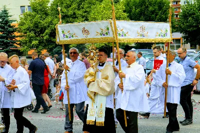 W czwartek w Uroczystość Najświętszego Ciała i Krwi Pańskiej (Boże Ciało) Msza Święta parafialna o godz. 12.00 była sprawowana na osiedlu Drabinianka na placu zieleni między ul. Graniczną i Zieloną. Dziękujemy parafianom za zaangażowanie i pomoc w przygotowaniu ołtarzy: - Ołtarz Mszy Świętej - Spółdzielnia Mieszkaniowa Metalowiec i mieszkańcy ul. Zielonej. - I ołtarz przy kapliczce Matki Bożej Fatimskiej – mieszkańcy bloku ul. Cicha 9. - II ołtarz przy Akademikach – mieszkańcy bloków ul. Cicha 3 i 7. - III ołtarz przed „Energetykiem” mieszkańcy bloku Kwiatkowskiego 5. - IV ołtarz obok bloków ul. Graniczna 4a i 4b – mieszkańcy tychże bloków.  fot. Andrzej Kotowicz