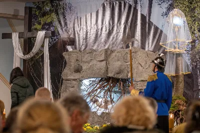 Liturgia Męki Pańskiej rozpoczęła się od procesji wejścia w zupełnej ciszy i gestu prostracji – pokornego padnięcia twarzą do ziemi głównego celebransa – Biskupa Rzeszowskiego Jana Wątroby. Drugim etapem nabożeństwa była Liturgia Słowa. Jej centrum stanowiła Męka Pańska w relacji wg św. Jana – odśpiewana przez ks. Juliana Wybrańca, kl. Dawida Piroga oraz kl. Karola Baraniewicza, z partiami tłumu wykonanymi przez Katedralny Chór Chłopięco-Męski Pueri Cantores Resovienses (tenory i basy), pod dyrekcją ks. dra Andrzeja Widaka we współpracy z Angelą Pacutą i Edytą Kotulą, dyrygentkami chóru.

W homilii bp Jan Wątroba zapraszał do odczytania na nowo sensu krzyża Jezusa i Jego Orędzia.

Trzecią częścią liturgii była adoracja krzyża. W pierwszej kolejności krzyż adorowali poprzez ucałowanie: Ksiądz Biskup, księża z Wyższego Seminarium Duchownego w Rzeszowie, księża katedralni oraz siostry zakonne. Następnie hołd krzyżowi oddali wszyscy wierni, wpatrując się w krzyż trzymany przez ks. Krzysztofa Gołąbka, proboszcza katedry.

Ostatnią częścią liturgii był obrzęd Komunii św. zakończony przeniesieniem Pana Jezusa w monstrancji do tzw. Bożego grobu. W tym roku dekoracja grobu nawiązuje do przeżywanego roku duszpasterskiego pt. „Wierzę w Kościół Chrystusowy”. Projekt autorstwa ks. Pawła Wójcika, wikariusza katedralnego, zachęca do pogłębienia relacji z Jezusem i jak wzywa napis umieszczony na grobie do „zakorzenienia w Kościele Chrystusa”.
fot. Joanna Prasoł 