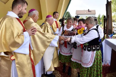 „Wierność ideałom jest gwarantem tego, że nie pogubimy się życiowo, nie skompromitujemy się i w naszym polskim domu będziemy gospodarzami, a nie najemnikami” – mówił podczas Dożynek Diecezjalnych bp Edward Białogłowski. 28 sierpnia 2022 r. do Parku Papieskiego w Rzeszowie przyjechało ponad 60 delegacji z wieńcami.

Do Parku Papieskiego w Rzeszowie przyjechało ponad 60 delegacji z parafii diecezji rzeszowskiej z wieńcami żniwnymi. Tegoroczną obsługę dożynek, w tym przygotowanie liturgii, zapewnili wierni i duszpasterze z Diecezjalnego Sanktuarium św. Józefa w Rzeszowie i dekanatu Rzeszów Północ. Przed Mszą św. odbył się program słowno-muzyczny w wykonaniu Diakonii Muzycznej z parafii św. Józefa w Rzeszowie.

Przed rozpoczęciem Mszy św. ks. Jerzy Uchman, diecezjalny duszpasterz rolników, przywitał przybyłych do Rzeszowa rolników, ogrodników, sadowników i pszczelarzy, wśród nich starostów dożynek: Aleksandrę i Bartłomieja Kędziorów z parafii pw. św. Józefa w Rzeszowie, a także obecnych na Mszy św. parlamentarzystów, władze państwowe i samorządowe, służby mundurowe oraz poczty sztandarowe.

Eucharystii przewodniczył bp Kazimierz Górny. W koncelebrze uczestniczył bp Edward Białogłowski, ks. infułat Wiesław Szurek oraz blisko dwudziestu księży.

Homilię wygłosił bp Edward Białogłowski.

„Dziękujemy Bogu za rolników, którzy mimo różnych trudności i przeciwności, które dotykają polską wieś, trwają przy rodzinnych gospodarstwach. Pochylają się nad rolą, która wydaje chleb i różne rośliny, warzywa, owoce i kwiaty. Dziękujemy wam, gospodynie i gospodarze, starsi i młodzi, za troskę i bezpieczeństwo żywnościowe naszego kraju oraz za zapasy żywnościowe, które są sprzedawane do innych krajów, a także wspomagają naszych sąsiadów borykających się, czy uciekających ze swojego kraju przed wojną do naszej ojczyzny, aby znaleźć tutaj bezpieczny kąt” – mówił bp Edward Białogłowski.

Biskup Białogłowski kierując do zebranych słowa zachęty pytał:

„Czy wasze domu rozbrzmiewają codzienną modlitwą dziękczynną i błagalną? Czy niedziela dla waszych domowników jest dniem świętym, z udziałem we Mszy św., z rodzinnym posiłkiem, z rozmową o waszej rodzinie, o jej troskach i radościach, o gospodarstwie, jego przyszłości i o przyszłości naszej ojczyzny? Zapalajcie ducha młodego pokolenia do życia ideałami: Bóg, honor, ojczyzna (…) Wierność ideałom jest gwarantem tego, że nie pogubimy się życiowo, nie skompromitujemy się i w naszym polskim domu będziemy gospodarzami, a nie najemnikami” – mówił bp Białogłowski.

Po błogosławieństwie poszczególne delegacje zaprezentowały swoje wieńce.

ks. Jakub Nagi
fot. ks. Tomasz Nowak