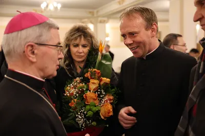 W liturgiczne wspomnienie św. Jana Apostoła (27 grudnia) w katedrze rzeszowskiej celebrowano Eucharystię, której przewodniczył bp Jan Wątroba. Mszę św. koncelebrował abp Edward Nowak, bp Edward Białogłowski, a także ok. 60 kapłanów, którzy wraz z przedstawicielami wspólnot, stowarzyszeń i instytucji modlili się w intencji Biskupa Rzeszowskiego z okazji jego imienin.
Homilię wygłosił ks. Janusz Kosior, proboszcz parafii pw. św. Jadwigi Królowej w Rzeszowie.
Na zakończenie Mszy św. bp Jan Wątroba podziękował za modlitwę i życzenia. 
fot. ks. Jakub Oczkowicz
