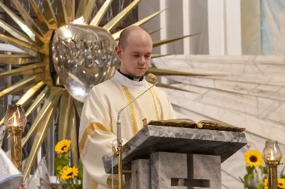 Wrześniowe nabożeństwo fatimskie, będące odpowiedzią na wezwanie Maryi do modlitwy i pokuty, odbyło się w ubiegły wtorek, 13 dnia miesiąca. Tym razem w Katedrze Rzeszowskiej zostało przygotowane przez parafie św. Michała Archanioła oraz św. Jadwigi Królowej.
Nabożeństwo rozpoczęło się odczytaniem próśb i podziękowań do Matki Bożej Fatimskiej, w intencji których następnie sprawowana była Msza Święta. Uroczystej, koncelebrowanej liturgii przewodniczył ks. Tomasz Gałuszka – wikariusz parafii św. Jadwigi.
Słowo Boże wygłosił ks. Grzegorz Kot – Diecezjalny Duszpasterz Trzeźwości i Osób Uzależnionych. Nawiązał do liturgii słowa z dnia, podkreślając trafne powiązanie z Tajemnicą Fatimską. „Niejedna matka dzisiaj płacze, jak owa kobieta z Nain, nad śmiercią swojego dziecka. Niejedna matka płacze, patrząc na pogubienie swojego dziecka – że życie mu nie wychodzi, że się poplątało, że nie chodzi do kościoła, nie modli się. Ową matką jest również Kościół, który płacze, kiedy się gubimy, kiedy w naszym sercu zaczyna kiełkować grzech i zaczynamy odchodzić. Trzeba nam stanąć w prawdzie i uderzyć się we własne piersi – i po to tu jesteśmy, aby modlitwą różańcową złożyć zadośćuczynienie za grzechy swoje i całego świata”.
„To nabożeństwo winno nas wprowadzać w osobistą retrospekcję, rachunek sumienia – czy oby jestem bratem dla brata? Bo może w moje serce wkradło się porównywanie, osądzanie, obmowa wobec tych, którzy się pogubili na drogach swojego życia” – mówił dalej ks. Grzegorz.
Kaznodzieja zachęcał do odpowiedzi na wołanie Matki Bożej w Fatimie i porzucenie obaw, strachu i niepewności. „Może nam się wydawać, gdyby Bóg na naszych oczach dotknął trumny, kogoś wskrzesił, byłoby nam łatwiej wierzyć. Nic bardziej mylnego. Wystarczy zerknąć na Łazarza i bogacza, wołającego: Ojcze Abrahamie, poślij kogoś z umarłych do żyjących, a na pewno uwierzą. Poślij kogoś. Bóg posyła Matkę do dzieci w Fatimie, a idąc dalej – posyła dzieci. O co prosi Matka Boża w Fatimie? O pokutę i różaniec. Trzecia Tajemnica Fatimska może przerażać, ale tych, co wierzą, nie powinna. Jeżeli w Twoim sercu jest wiara, nie stanie ci się krzywda”.
Po zakończonej liturgii Mszy Świętej wierni polecali swoje intencje w modlitwie różańcowej przy figurze Matki Bożej Fatimskiej. Modlitwę prowadzili ks. Rafał Kłos (wikariusz parafii św. Michała Archanioła) oraz diakoni. Ze względu na trwający remont schodów zrezygnowano z procesji. Nabożeństwo zakończono odśpiewaniem Apelu Jasnogórskiego o godz. 21.00. Następnie jeszcze przez godziną trwała indywidualna adoracja Najświętszego Sakramentu.
Posługę muzyczną podjął chór Michael z parafii św. Michała Archanioła w Rzeszowie oraz orkiestra dęta prowadzona przez p. Tadeusza Cielaka. Obecne były także poczty sztandarowe, przedstawiciele Rycerzy Kolumba i Bractwa św. Michała Archanioła.
Ostatnie w tym roku nabożeństwo fatimskie odbędzie się 13 października. W Katedrze Rzeszowskiej będzie prowadzone przez Wyższe Seminarium Duchowne w Rzeszowie.

fot. Joanna Prasoł 