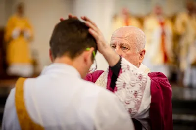 „Na swoje życie i swoje kapłaństwo trzeba popatrzeć w świetle Bożej miłości. Inaczej go nie pojmiemy ani my, ani ci, którzy będą na nas patrzeć” – mówił bp Jan Wątroba podczas Mszy św. z udzieleniem święceń prezbiteratu. 4 czerwca 2022 r. w kościele katedralnym jedenastu diakonów diecezji rzeszowskiej przyjęło sakrament kapłaństwa.
Do grona neoprezbiterów diecezji rzeszowskiej należą: ks. Sebastian Bełz z parafii w Nienadówce, ks. Krzysztof Lampart z parafii w Rudnej Wielkiej, ks. Mateusz Łachmanek z parafii w Lipinkach, ks. Karol Migut z parafii w Jasionce, ks. Marcin Murawski z parafii katedralnej w Rzeszowie, ks. Adrian Pazdan z parafii w Zagorzycach, ks. Tomasz Sienicki z parafii w Bieździedzy, ks. Dominik Świeboda z parafii w Palikówce, ks. Piotr Wąsacz z parafii bł. Władysława Findysza w Rzeszowie, ks. Mateusz Wojtuń z parafii w Święcanach oraz ks. Wiktor Zoła z parafii w Cieklinie.
Mszy św. przewodniczył i święceń udzielił bp Jan Wątroba. Eucharystię koncelebrowało około osiemdziesięciu księży, m.in: przełożeni Wyższego Seminarium Duchownego w Rzeszowie oraz proboszczowie i wikariusze z parafii rodzinnych neoprezbiterów. W Mszy św. uczestniczył abp Edward Nowak, bp Kazimierz Górny i bp Edward Białogłowski.
Zebranych w kościele katedralnym powitał ks. Krzysztof Gołąbek, proboszcz parafii.
W homilii bp Jan Wątroba nawiązał do słów z Ewangelii według św. Jana w których Chrystus tłumaczy co to znaczy być dobrym pasterzem. „Być kapłanem w Kościele Chrystusowym to znaczy mieć udział w Jego pasterskiej misji i stale upodabniać się do Dobrego Pasterza, który zna owce, karmi je, broni i jest gotów oddać życie dla ich dobra” – mówił hierarcha.
Po homilii odbył się obrzędy święceń: przyrzeczenie czci i posłuszeństwa Biskupowi Ordynariuszowi, Litania do Wszystkich Świętych podczas której kandydaci leżeli krzyżem, nałożenie rąk, modlitwa święceń oraz namaszczenie rąk krzyżmem i wręczenie chleba i wina. Podczas Liturgii Eucharystycznej nowo wyświęceni po raz pierwszy wyciągnęli dłonie nad chlebem i winem wypowiadając słowa konsekracji.
Na zakończenie Mszy św. ks. Tomasz Sienicki, podziękował w imieniu nowo wyświęconych wszystkim, którzy przyczynili się do przygotowania ich do kapłaństwa. Słowa wdzięczności, m.in. przełożonym Wyższego Seminarium Duchownego w Rzeszowie i rodzicom neoprezbiterów, wypowiedział bp Jan Wątroba. 
W drodze do zakrystii neoprezbiterzy zatrzymali się przy figurze Matki Bożej Fatimskiej zawierzając swoje kapłaństwo Matce Bożej.
W niedzielę, 5 czerwca, w Uroczystość Zesłania Ducha Świętego, neoprezbiterzy będą sprawować w swoich rodzinnych parafiach uroczyste Msze św. prymicyjne, a w najbliższych tygodniach otrzymają skierowania do parafii.

Fot. ks. Jakub Nagi oraz biala-wrona.pl
