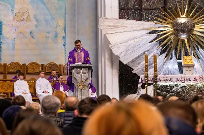 W środę popielcową (22.02.) biskup Jan Wątroba odprawił w katedrze rzeszowskiej Mszę Świętą na rozpoczęcie Wielkiego Postu. Homilię wygłosił ks. Sławomir Jeziorski, który prowadzi rekolekcje wielkopostne w parafii katedralnej. Podczas Eucharystii odbył się obrzęd posypania głów popiołem. Śpiew podczas liturgii prowadziła Katedralna Schola Liturgiczna. Liturgia była transmitowana przez Radio VIA.
fot. Joanna Prasoł