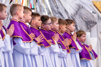 W III niedzielę Wielkiego Postu, 3 marca, podczas Mszy Świętej o godz. 12.00 ks. Krzysztof Gołąbek - proboszcz naszej Katedry, przyjął do grona Liturgicznej Służby Ołtarza dwunastu chłopców. Po odpowiednim przygotowaniu, pod czujnym okiem ks. Pawła Wójcika – opiekuna ministrantów oraz ceremoniarza Rafała Waszczaka i animatorów-praktykantów, otrzymali stopień ministranta choralisty, po raz pierwszy mogli ubrać kołnierzyki, a także otrzymali legitymacje ministranckie. To wielka radość dla naszej parafii. Gratulujemy chłopcom odwagi oraz życzymy wytrwałości w tym pięknym powołaniu, jakim jest służba przy Ołtarzu Pana Jezusa. Podczas Mszy Świętej zaśpiewała Dziewczęca Schola Katedralna.
Zapraszamy wszystkich chętnych chłopców do wstąpienia w szeregi katedralnej Liturgicznej Służby Ołtarza. Zainteresowanych prosimy o kontakt z ks. Pawłem Wójcikiem.
Rafał Waszczak
fot. Joanna Prasoł