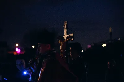 W piątek 5.04.2019 r. o godz. 20.00 odbyła się Droga Krzyżowa w Parku Papieskim. Nabożeństwu przewodniczył ks. Marcin Pater. fot. Dariusz Kamiński