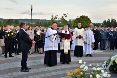 2 czerwca 2021 r., w 30. rocznicę wizyty Jana Pawła II w Rzeszowie, bp Kazimierz Górny i Tadeusz Ferenc odsłonili, a bp Jan Wątroba poświęcił pomnik św. Jana Pawła II w Parku Papieskim w Rzeszowie.  Odsłonięcie i poświęcenie poprzedziła Msza św. w naszej Katedrze pod przewodnictwem bpa Jana Wątroby. Eucharystię koncelebrował bp Edward Białogłowski, abp Edward Nowak i blisko 20 księży. We Mszy św. uczestniczył bp Kazimierz Górny.  Homilię wygłosił bp Edward Białogłowski. Po Komunii Świętej abp Edward Nowak, były sekretarz Kongregacji Spraw Kanonizacyjnych, powiedział o swojej współpracy z Janem Pawłem II.  Po Mszy św. jej uczestnicy przeszli do Parku Papieskiego. Krótkie przemówienia wygłosili: Ewa Leniart, wojewoda podkarpacki, Marek Bajdak, pełniący funkcję prezydenta Rzeszowa, Mieczysław Janowski, były prezydent Rzeszowa i bp Kazimierz Górny, pierwszy ordynariusz diecezji rzeszowskiej.  Pomnik odsłonił bp Kazimierz Górny i Tadeusz Ferenc, były prezydent Rzeszowa, a poświęcania dokonał bp Jan Wątroba.  Na początku października 2020 r. w Parku Papieskim zamontowano pomnik św. Jana Pawła II, który zastąpił obelisk z tablicą upamiętniającą pobyt papieża w Rzeszowie (obelisk umieszczono kilka metrów obok pomnika). Czterometrowy pomnik przedstawia Ojca Świętego ubranego w liturgiczne szaty, siedzącego na granitowym tronie. Papież w jednej ręce trzyma księgę Pisma Świętego, a drugą wykonuje gest błogosławieństwa. Odlew został wykonany z brązu. Całość znajduje się na granitowym podeście, który oplatają metalowe róże.  Pomnik zaprojektował Eliasz Dyrow, 26-letni malarz i rzeźbiarz z Jarosławia. Dyrow urodził się w polskiej rodzinie mieszkającej w Kijowie. W 2011 r., w ramach repatriacji, przyjechał do Jarosławia, gdzie ukończył Liceum Plastyczne, a następnie Wydział Sztuki Uniwersytetu Rzeszowskiego.  fot. ks. Tomasz Nowak 