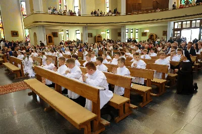 Maj to dla wielu najpiękniejszy miesiąc w roku. W liturgii Kościoła szczególnie wtedy czcimy Maryję oraz radujemy się ze Zmartwychwstania Pańskiego. W niedzielę 8 maja w naszej Katedrze dzieci z klas III doświadczyły równie wielkiej radości po raz pierwszy w pełni uczestnicząc we Mszy Świętej. To niezwykłe spotkanie z Chrystusem w Komunii Świętej zostało poprzedzone przygotowaniem poprzez katechezy w szkole i spotkania w parafii, a także spowiedzią. Poprzez niedzielne Eucharystie o godz. 12.00 i 13.30 celebrowane przez ks. Krzysztofa Gołąbka, proboszcza naszej Katedry, 88 dzieci rozpoczęło wielką przygodę z Jezusem ukrytym w Najświętszym Sakramencie. Towarzyszyli im rodzice, którzy wraz ze swoimi dziećmi przygotowywali się do tego wydarzenia, a także najbliższa rodzina. Posługę w liturgii Mszy Świętej pełniły dzieci pierwszokomunijne oraz ich rodzice.
Wielka radość serc dzieci komunijnych promieniowała na wszystkich uczestników Mszy Świętej i przypominała zebranym na liturgii, że spotkanie z Jezusem Eucharystycznym to przywilej i wielkie szczęście. Czas tej wielkiej radości został przedłużony przez „Biały Tydzień”, w którym dzieci uczestniczyły w wieczornej Eucharystii, przyjmując Jezusa do swoich serc. 

Wszystkim dzieciom, które w tym roku przeżywały swoją Pierwszą Komunię Świętą, życzymy, aby nie gasł w nich zapał do poznawania Jezusa i Jego nauki, a radość, jaka towarzyszyła tym dniom, była nieodłączną towarzyszką ich spotkań z Jezusem w Eucharystii. A s. Julicie i ks. Julianowi dziękujemy za serce włożone w przygotowanie dzieci do tego wielkiego wydarzenia.

fot. Paweł Styka