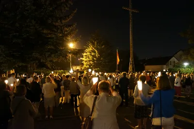 W niedzielę 13 września przeżywaliśmy uroczyste Nabożeństwo Fatimskie. Mszy Świętej przewodniczył i homilię wygłosił ks. Michał Bator - proboszcz parafii pw. Św. Michała Archanioła w Rzeszowie. O godz. 18.40 zostały przedstawione prośby i podziękowania do Matki Bożej Fatimskiej, w intencji których sprawowana była także Msza Święta. Po Mszy Świętej wyruszyła procesja różańcowa z figurą Matki Bożej. Modlitwę różańcową prowadził ks. Dominik Kiełb wraz z parafianami parafii pw. Św. Michała Archanioła w Rzeszowie. Nabożeństwo zakończył Apel Jasnogórski. fot. Rafał Waszczak 