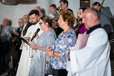 W środę 13 września przeżywaliśmy kolejne w tym roku Nabożeństwo Fatimskie. O godz. 18.40 zostały przedstawione prośby i podziękowania do Matki Bożej Fatimskiej, w intencji których sprawowana była także Msza Święta. Eucharystii przewodniczył i homilię wygłosił ks. Marek Kotwa – wikariusz parafii pw. Św. Michała Archanioła w Rzeszowie. Po Mszy Świętej wyruszyła procesja z figurą Matki Bożej, podczas której modlitwę różańcową prowadzili przedstawiciele parafii pw. Św. Jadwigi Królowej wraz ze swoimi duszpasterzami: ks. Tomaszem Gałuszką oraz ks. Łukaszem Mariuszycem, zaś figurę Matki Bożej nieśli przedstawiciele Bractwa św. Michała Archanioła, Rycerzy Kolumba oraz Związku Strzeleckiego "Strzelec". Modlitwę ubogaciła obecność Orkiestry Dętej pod dyrekcją Tadeusza Cielaka. Nabożeństwo zakończył Apel Jasnogórski. fot. Jola Warchoł