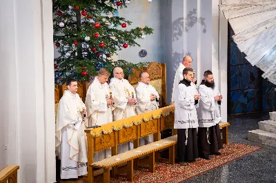 „Nasza wdzięczność jest szczególna wobec osób konsekrowanych za ich czytelne świadectwo wiary i za to, że żyjąc wiarą na co dzień ukazują chrystusowy styl życia” – mówił biskup Jan Wątroba podczas Mszy św. w katedrze rzeszowskiej w święto Ofiarowania Pańskiego. W Eucharystii, z okazji swojego święta patronalnego, uczestniczyły osoby konsekrowane posługujące w diecezji rzeszowskiej.
Mszy św. w katedrze rzeszowskiej przewodniczył bp Jan Wątroba, który modlił się w intencji osób konsekrowanych, przeżywających w święto Ofiarowania Pańskiego (02.02.) swoje święto patronalne. Eucharystię koncelebrował ks. Stanisław Kamiński, wikariusz biskupi ds. zakonnych, a także 9 kapłanów.
Na początku Mszy św. ks. Stanisław Kamiński powitał zebranych i wprowadził w przeżywaną liturgię. Następnie odbył się obrzęd błogosławieństwa świec i procesja z dolnego kościoła do głównej części katedry rzeszowskiej
Homilię wygłosił bp Jan Wątroba, który w pierwszej części, odnosząc się do przeżywanego święta, nawiązał do postawy Matki Najświętszej i św. Józefa. „Maryja uczy nas, że wierność Bogu oznacza wypełnianie prawa Bożego. Ona wypełniła wszystko bez wyjątku. Choć sama nie potrzebowała oczyszczenia, pozostała jednak posłuszna prawu. Skromna, prosta, uboga kobieta, poddana Bogu. W postawie Maryi i Józefa można dostrzec piękną lekcję dla rodziców i wychowawców. Rodzice powinni przedstawiać, czyli zawierzać swoje dzieci Panu Bogu. To jest gest wdzięczności wobec Stwórcy, a także znak wielkiej pokory wobec niełatwej misji rodzicielskiej i wychowawczej. Pełny rozwój człowieka dokonuje się dzięki Bożej łasce, a rodzice powinni się czuć narzędziem Bożej łaski, dlatego powinni często błogosławić swoje dzieci, modlić się za nie i z nimi oraz wciąż na nowo zawierzać je Panu Bogu” – mówił bp Wątroba.
Biskup Rzeszowski odnosząc się do obchodzonego Dnia życia konsekrowanego powiedział: „Trzy elementy wspólnoty: słowo, wierność i otwarcie na Ducha Świętego stanowią istotę życia każdej osoby konsekrowanej. Rozważać słowo Boże, trwać wiernie na modlitwie i być otwartym na to, co Duch Święty chce nam powiedzieć, to wypełnić powołanie do życia konsekrowanego, a jednocześnie wyznać wiarę w Kościół Chrystusowy. Nasza wdzięczność jest szczególna wobec osób konsekrowanych za ich czytelne świadectwo wiary i za to, że żyjąc wiarą na co dzień ukazują chrystusowy styl życia. Towarzyszą nam przez swoją pełną zatroskania miłosierną obecność, ale także przez milczącą obecność przepełnioną modlitwą w intencjach Kościoła, świata, a także poszczególnych osób i wspólnot”.
Po homilii osoby konsekrowane zgromadzone w katedrze odnowiły swoje przyrzeczenia.
Na zakończenie liturgii s. Agata Jakieła CSFN, referentka diecezjalna ds. życia konsekrowanego, podziękowała bp. Janowi Wątrobie za przewodniczenie liturgii i modlitwę w intencji osób życia konsekrowanego.
W Eucharystii w rzeszowskiej katedrze uczestniczyło prawie 100 osób życia konsekrowanego, a pośród nich ojcowie i bracia zakonni, siostry zakonne, wdowy i dziewice konsekrowane oraz członkowie instytutów świeckich. Śpiewy podczas liturgii wykonała Katedralna Schola Liturgiczna pod dyrekcją ks. Juliana Wybrańca, a przy organach zasiadł katedralny organista – Wiesław Siewierski. 

fot. Jola Warchoł