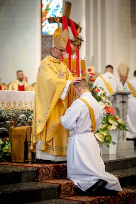 „Na swoje życie i swoje kapłaństwo trzeba popatrzeć w świetle Bożej miłości. Inaczej go nie pojmiemy ani my, ani ci, którzy będą na nas patrzeć” – mówił bp Jan Wątroba podczas Mszy św. z udzieleniem święceń prezbiteratu. 4 czerwca 2022 r. w kościele katedralnym jedenastu diakonów diecezji rzeszowskiej przyjęło sakrament kapłaństwa.
Do grona neoprezbiterów diecezji rzeszowskiej należą: ks. Sebastian Bełz z parafii w Nienadówce, ks. Krzysztof Lampart z parafii w Rudnej Wielkiej, ks. Mateusz Łachmanek z parafii w Lipinkach, ks. Karol Migut z parafii w Jasionce, ks. Marcin Murawski z parafii katedralnej w Rzeszowie, ks. Adrian Pazdan z parafii w Zagorzycach, ks. Tomasz Sienicki z parafii w Bieździedzy, ks. Dominik Świeboda z parafii w Palikówce, ks. Piotr Wąsacz z parafii bł. Władysława Findysza w Rzeszowie, ks. Mateusz Wojtuń z parafii w Święcanach oraz ks. Wiktor Zoła z parafii w Cieklinie.
Mszy św. przewodniczył i święceń udzielił bp Jan Wątroba. Eucharystię koncelebrowało około osiemdziesięciu księży, m.in: przełożeni Wyższego Seminarium Duchownego w Rzeszowie oraz proboszczowie i wikariusze z parafii rodzinnych neoprezbiterów. W Mszy św. uczestniczył abp Edward Nowak, bp Kazimierz Górny i bp Edward Białogłowski.
Zebranych w kościele katedralnym powitał ks. Krzysztof Gołąbek, proboszcz parafii.
W homilii bp Jan Wątroba nawiązał do słów z Ewangelii według św. Jana w których Chrystus tłumaczy co to znaczy być dobrym pasterzem. „Być kapłanem w Kościele Chrystusowym to znaczy mieć udział w Jego pasterskiej misji i stale upodabniać się do Dobrego Pasterza, który zna owce, karmi je, broni i jest gotów oddać życie dla ich dobra” – mówił hierarcha.
Po homilii odbył się obrzędy święceń: przyrzeczenie czci i posłuszeństwa Biskupowi Ordynariuszowi, Litania do Wszystkich Świętych podczas której kandydaci leżeli krzyżem, nałożenie rąk, modlitwa święceń oraz namaszczenie rąk krzyżmem i wręczenie chleba i wina. Podczas Liturgii Eucharystycznej nowo wyświęceni po raz pierwszy wyciągnęli dłonie nad chlebem i winem wypowiadając słowa konsekracji.
Na zakończenie Mszy św. ks. Tomasz Sienicki, podziękował w imieniu nowo wyświęconych wszystkim, którzy przyczynili się do przygotowania ich do kapłaństwa. Słowa wdzięczności, m.in. przełożonym Wyższego Seminarium Duchownego w Rzeszowie i rodzicom neoprezbiterów, wypowiedział bp Jan Wątroba. 
W drodze do zakrystii neoprezbiterzy zatrzymali się przy figurze Matki Bożej Fatimskiej zawierzając swoje kapłaństwo Matce Bożej.
W niedzielę, 5 czerwca, w Uroczystość Zesłania Ducha Świętego, neoprezbiterzy będą sprawować w swoich rodzinnych parafiach uroczyste Msze św. prymicyjne, a w najbliższych tygodniach otrzymają skierowania do parafii.

Fot. ks. Jakub Nagi oraz biala-wrona.pl
