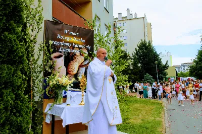 W czwartek w Uroczystość Najświętszego Ciała i Krwi Pańskiej (Boże Ciało) Msza Święta parafialna o godz. 12.00 była sprawowana na osiedlu Drabinianka na placu zieleni między ul. Graniczną i Zieloną. Dziękujemy parafianom za zaangażowanie i pomoc w przygotowaniu ołtarzy: - Ołtarz Mszy Świętej - Spółdzielnia Mieszkaniowa Metalowiec i mieszkańcy ul. Zielonej. - I ołtarz przy kapliczce Matki Bożej Fatimskiej – mieszkańcy bloku ul. Cicha 9. - II ołtarz przy Akademikach – mieszkańcy bloków ul. Cicha 3 i 7. - III ołtarz przed „Energetykiem” mieszkańcy bloku Kwiatkowskiego 5. - IV ołtarz obok bloków ul. Graniczna 4a i 4b – mieszkańcy tychże bloków.  fot. Andrzej Kotowicz