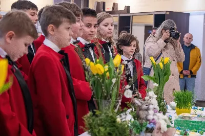 O świcie w Niedzielę Zmartwychwstania została odprawiona uroczysta Mszy św. w rzeszowskiej katedrze. Eucharystię poprzedziła procesja rezurekcyjna z Najświętszym Sakramentem. W oprawie muzycznej celebracji wziął udział katedralny chór chłopięco-męski Pueri Cantores Resovienses oraz katedralna orkiestra dęta.
Dnia 31 marca 2024 r. o godz. 6 w rzeszowskiej katedrze na rozpoczęcie procesji rezurekcyjnej rozbrzmiało zawołanie: „Chrystus zmartwychwstał, prawdziwie zmartwychwstał”. Wyrazem radości paschalnej była procesja z Najświętszym Sakramentem dokoła katedry z udziałem licznie zgromadzonych wiernych, straży grobowej i orkiestry dętej.
Po zakończonej procesji, została odprawiona uroczysta Eucharystia pod przewodnictwem ks. Krzysztofa Gołąbka, prepozyta rzeszowskiej kapituły katedralnej i proboszcza miejscowej wspólnoty parafialnej. Homilię wygłosił ks. Michał Rurak, penitencjarz kapituły, który zachęcał do zgłębiania tajemnicy zmartwychwstania.

„Zmartwychwstania jest czymś jedynym i wyjątkowym w swoim rodzaju. Łatwo napisać i powiedzieć czym zmartwychwstanie nie jest. Ale napisać i powiedzieć czym zmartwychwstanie jest, to zadanie na całe życie, i to nie tylko dla teologa czy księdza. To zadanie dla każdego z nas. Najważniejsze zadanie w życiu, bo ono zdecyduje co z nami będzie” – mówił kaznodzieja.
Ks. Rurak ukazał konsekwencje zmartwychwstania Chrystusa dla każdego wierzącego w kontekście całej historii Boga i człowieka. Mówił: „Zmartwychwstanie nie dotyczy tylko przyszłości, czasu po śmierci. Ono ma także znaczenie dla naszej doczesności. Bo skoro życie ma prowadzić do Zmartwychwstania, to znaczy, że ma wartość samo w sobie, że trzeba je szanować i jak najlepiej przeżyć.”
Na zakończenie Eucharystii transmitowanej przez katolickie Radio „VIA”, katedralny chór chłopięco-męski Pueri Cantores Resovienses pod dyrekcją Aleksandry Fiołek-Matuszewskiej wykonał uroczyste „Alleluja” z oratorium G.F. Haendla. Po zakończonej Mszy św. rezurekcyjnej katedralna orkiestra dęta pod batutą Tadeusza Cielaka odegrała radosne utwory wielkanocne. fot. Joanna Prasoł