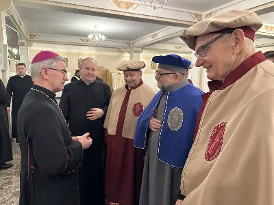 W liturgiczne wspomnienie św. Jana Apostoła (27.12) bp Jan Wątroba przewodniczył Mszy św. w katedrze rzeszowskiej. Eucharystię koncelebrowali abp Edward Nowak, bp Edward Białogłowski, bp Kazimierz Górny, a także ponad 60 kapłanów, którzy wraz z wiernymi modlili się w intencji Biskupa Rzeszowskiego z okazji jego imienin.