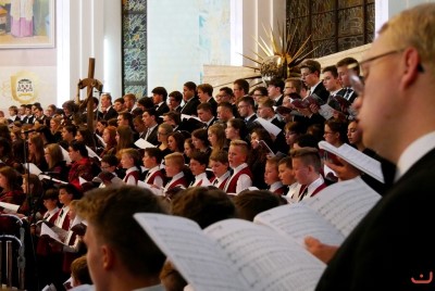 Blisko 1200 chórzystów i orkiestra symfoniczna Filharmonii Podkarpackiej to koncert galowy 9. Krajowego Kongresu Polskiej Federacji Pueri Cantores. 9 września o godz. 19.30 w Katedrze Rzeszowskiej podczas dwugodzinnego koncertu wystąpiły 33 chóry z Polski, Litwy, Łotwy, Ukrainy i Węgier oraz Orkiestra Symfoniczna Filharmonii Podkarpackiej. Muzykami dyrygowali: Wiesław Delimat i Marcin Florczak. Podczas koncertu uczestnicy wysłuchali utworów m.in. Haendla, Haydna oraz hymny kongresów Polskiej Federacji Pueri Cantores. Szczególnie oklaskiwane było premierowe wykonanie hymnu kongresu w Rzeszowie – utwór pt. „Da pacem, Domine” Dominika Lasoty – kompozytora z Rzeszowa. W koncercie uczestniczyli m.in.: bp Jan Wątroba, bp Kazimierz Górny i bp Edward Białogłowski. fot. ks. Tomasz Nowak