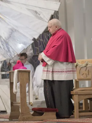 W kościele katedralnym w Rzeszowie bp Jan Wątroba przewodniczył Mszy św., która zainaugurowała fazę diecezjalną ogólnokościelnego synodu biskupów, który przebiega pod hasłem “W stronę Kościoła synodalnego. Komunia. Uczestnictwo. Misja”. W Eucharystii uczestniczył również bp Kazimierz Górny, kapłani odpowiedzialni za poszczególne duszpasterstwa w diecezji, siostry zakonne i świeccy.  Przed rozpoczęciem Eucharystii, ks. dr Rafał Flak, który jest dyrektorem wydziału duszpasterskiego, a także diecezjalnym koordynatorem synodu, wyjaśnił wiernym zebranym w katedrze czym jest rozpoczęty synod i jaka jest jego problematyka oraz jakie są oczekiwania Ojca Świętego, który zainicjował to wydarzenie.  “Synod jest synodem o tym, jaki teraz jest Kościół, jak bardzo jest prawdziwą wspólnotą i co możemy zrobić, żeby bardziej spełniał swoją misję. Synod ma tworzyć przestrzeń do wspólnej modlitwy i rozmowy oraz skłonić do zastanowienia się, jak wygląda nasze “podążanie razem”, bo to jest znaczenie terminu “synod”. Co jest w nim wyjątkowe? Że nie jest synodem wyłącznie biskupów, ale wszystkich wiernych” – podkreślał ks. Flak .  Powołując się na “Vademecum synodu o synodalności”, ks. Rafał Flak mówił, że na etapie diecezjalnym synodu konieczne jest doprowadzenie do spotkania na linii duchowni-świeccy, by nawzajem wypowiedzieć konstruktywne uwagi o Kościele dzisiaj. “Vademecum mówi także o tym, opisując dziewięć pułapek, w które można wpaść, organizując synodalne rozmowy. To na przykład słuchanie tylko tych, którzy już są zaangażowani w działalność Kościoła, skupianie się na sobie i na naglących troskach, dostrzeganie tylko “problemów” albo patrzenie na synodalność jak na “korporacyjne ćwiczenie strategiczne”, nie jak na proces duchowy, któremu przewodzi Duch Święty”.  W homilii bp Jan Wątroba powiedział, że synod jest “pójściem wspólną drogą”, na której znajdują się wierni tworzący Kościół i Chrystus będący centrum Kościoła. “Synod towarzyszy Kościołowi od samego początku istnienia, dlatego nie jest czymś nowym. To w taki wspólnotowy sposób, poprzez słuchanie Ducha Świętego, Kościół przez wieki był konfrontowany z różnymi wydarzeniami, zagrożeniami i wyzwaniami i w ten sposób je podejmował, rozwiązywał i podejmował ważne decyzje oraz dokonywał wyboru. Zawsze działo się to i dzieje dzisiaj przy wzywaniu Ducha Świętego i słuchaniu Go” – mówił bp Wątroba.  Biskup Rzeszowski podkreślał również, że Ojciec Święty Franciszek zaprosił cały Kościół, cały lud Boży, czyli wszystkich ochrzczonych niezależnie w jakim żyją stanie, środowisku, bez względu na to jaki jest poziom ich życia moralnego, jakie jest ich aktualne zaangażowanie w życie Kościoła. Wszyscy na mocy chrztu świętego są odpowiedzialni za Kościół, za jego kształt, misję, owocność jego działania oraz za to, na ile Kościół jest tym i taki jakim go chciał mieć Jezus. Wszyscy zatem jesteśmy odpowiedzialni za to, na ile nasz Kościół jest “jakby sakramentem zbawienia”, czyli “widzialnym znakiem, niewidzialnej łaski”. Więc każdy jest zaproszony do udziału w synodzie, którego kluczem oprócz słowa “droga”, jest “spotkanie”, “słuchanie”, “rozeznawanie” – wyjaśniał bp Wątroba.  Na zakończenie homilii bp Jan Wątroba zaprosił wszystkich obecnych w katedrze, a także słuchaczy Katolickiego Radia VIA do włączenia się w modlitwę za synod i o dobre jego owoce.   fot. Małgorzata Ryndak