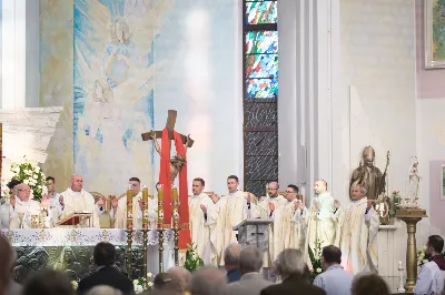 26 maja dla parafii katedralnej w Rzeszowie był szczególnym dniem dziękczynienia za dar kapłaństwa i znakiem obecności Maryi. W tym dniu parafianie przywitali peregrynującą w diecezji rzeszowskiej figurę Matki Bożej Fatimskiej i modlili się z księżmi, którzy obchodzili 10. rocznicę swoich święceń prezbiteratu.
Przed rozpoczęciem uroczystej Eucharystii pod przewodnictwem bpa Kazimierza Górnego, wierni zgromadzeni w świątyni przywitali figurę Matki Bożej Fatimskiej. O godz. 18.00 rozpoczęła się Msza Święta koncelebrowana przez 15 kapłanów wyświęconych 26 maja 2012 r. i sprawowana jako dziękczynienie za dar powołania do kapłaństwa. Bp Kazimierz w homilii przywołał wspomnienia z tego dnia, kiedy diecezja rzeszowska wzbogaciła się o nowych księży, którzy po raz pierwszy celebrowali z nim Eucharystię. Podkreślił także znaczenie codziennej kapłańskiej posługi, która wymaga trudu i poświęcenia w imię Chrystusa. Jubileusz 10-lecia kapłaństwa obchodzili: ks. Wojciech Chrostowski pochodzący z Gorlic (Fara), ks. Mirosław Dziadosz z Jasła (Chrystusa Króla), ks. Paweł Gąsior z Rożnowic, ks. Damian Jacek z Czudca, ks. Mirosław Kardaś ze Strzyżowa (św. J.S. Pelczara), ks. Tomasz Kołodziej z Trzebosi, ks. Filip Mikuła z Rzeszowa (Katedra), ks. Mateusz Mycek z Sędziszowa Małopolskiego (Fara), ks. Marcin Pokrywka z Przeworska (Ojcowie Bernardyni, diec. przemyska), ks. Nikodem Rybczyk z Gorlic (Fara), ks. Tomasz Ryczek z Turzy (diec. tarnowska), ks. Paweł Sikora z Rzeszowa (Zwięczyca – św. Józefa), ks. Krzysztof Wilczkiewicz z Gorlic (Glinik), ks. Tomasz Wójcik z Niewodnej oraz ks. Julian Wybraniec z Rzeszowa (św. Rocha). Po Mszy Świętej odśpiewano Litanię Loretańską przy wystawionym Najświętszym Sakramencie, po czym miała miejsce adoracja prywatna do godz. 20.30. Następnie odmówiono radosną część różańca i odśpiewano Apel Jasnogórski. Także przez kolejny dzień wierni mogli zawierzać swoje intencje Maryi w kolejnych częściach modlitwy różańcowej. W piątek po Mszy Świętej wieczornej figurę Matki Bożej przekazano do parafii Opatrzności Bożej w Rzeszowie. 
Peregrynacja figury Matki Bożej Fatimskiej w diecezji rzeszowskiej odbywa się z okazji 30. rocznicy powstania diecezji. Od 25 marca 2022 figura Matki Bożej Fatimskiej jest przekazywana do poszczególnych parafii diecezji i połączona z adoracją Najświętszego Sakramentu. 
Angelika Karnasiewicz, fot. Małgorzata Ryndak