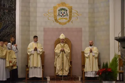 W liturgiczne wspomnienie św. Jana Apostoła (27 grudnia) w katedrze rzeszowskiej celebrowano Eucharystię, której przewodniczył bp Jan Wątroba. Mszę św. koncelebrował abp Edward Nowak, bp Edward Białogłowski, a także ok. 60 kapłanów, którzy wraz z przedstawicielami wspólnot, stowarzyszeń i instytucji modlili się w intencji Biskupa Rzeszowskiego z okazji jego imienin.
Homilię wygłosił ks. Janusz Kosior, proboszcz parafii pw. św. Jadwigi Królowej w Rzeszowie.
Na zakończenie Mszy św. bp Jan Wątroba podziękował za modlitwę i życzenia. 
fot. ks. Jakub Oczkowicz
