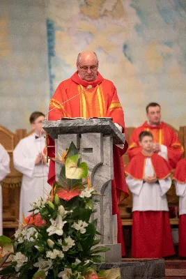 9 kwietnia w Katedrze 42 młodych osób z parafii katedralnej oraz 14 parafii Matki Bożej Częstochowskiej w Rzeszowie (Drabinianka) otrzymało sakrament bierzmowania, którego udzielił bp Jan Wątroba.
Przygotowania młodzieży trwały 2 lata, a odbywały się pod okiem ks. Krzysztofa, ks. Pawła, ks. Szczepana, s. Ewy oraz pani Agnieszki i obejmowały m.in. katechezy, spotkania formacyjne, a także przystąpienie do sakramentu pokuty. We wtorkowy wieczór kandydaci wraz ze swoimi świadkami, rodzicami, chrzestnymi czy też dziadkami zgromadzili się w Katedrze, by prosić o dary Ducha Świętego, umacniające w mężnym wyznawaniu wiary i postępowaniu według jej zasad.
Wszystkich zgromadzonych w świątyni przywitał ks. Krzysztof Gołąbek – proboszcz parafii katedralnej. Mszę Świętą koncelebrowali także ks. Tadeusz Pindara – proboszcz parafii Matki Bożej Częstochowskiej oraz kapłani posługujący w obydwu parafiach.
Następnie prośbę o udzielenie sakramentu bierzmowania zgromadzonym młodym oraz o modlitwę skierowali do Księdza Biskupa rodzice kandydatów.
W homilii bp Jan zachęcił młodych, aby w tym wyjątkowym dniu obrali Ducha Świętego za życiowego przewodnika towarzszącego im przy ważnych wyborach czy podchodzeniu do egzaminów – także tych życiowych. Wyjaśnił również znaczenie imienia Ducha Świętego – Paraklet – które tłumaczone z jęz. greckiego oznacza obrońcę, adwokata – nigdy prokuratora, nawet nie sędziego.
Będziecie moimi świadkami, gdy was umocni Duch Święty – mówi Pan Jezus. Niech nie będzie niedzieli i uroczystości bez udziału we Mszy Świętej – to jest moment dawania świadectwa. Właśnie przez zaangażowane, pełne uczestnictwo w najpiękniejszej modlitwie, jaką ma Kościół, czyli w Mszy Świętej, zdacie egzamin ze swojej dojrzałości chrześcijańskiej.
Na koniec celebrans odwołał się do obchodzonej poprzedniego dnia Uroczystości Zwiastowania Pańskiego i postawy Maryi wobec planu Bożego w Jej życiu oraz drogi, przez którą prowadził Ją Duch Święty. Podkreślił, że właśnie Maryja uczy, jak być uczennicą Ducha Świętego.
Po homilii miało miejsce odnowienie przyrzeczeń chrzcielnych. Następnie odbyła się najważniejsza część uroczystości – modlitwa Księdza Biskupa oraz namaszczenie krzyżmem każdego kandydata.
Sakrament bierzmowania jest koniecznym dopełnieniem sakramentu chrztu i wiąże się również z obraniem konkretnego patrona, którego życie i przymioty są wzorem dla młodego człowieka otrzymującego Ducha Świętego. Kandydat do bierzmowania ma więc okazję wybrać sobie świętego czy błogosławionego, którego droga do świętości najbardziej go zachwyciła. Może być to patron, którego imię nosi już od chrztu; może też wybrać sobie drugiego patrona. 
W związku z tym podczas namaszczenia krzyżmem biskup zwraca się do bierzmowanego nowo wybranym imieniem.
Po liturgii sakramentu bierzmowania miała miejsce modlitwa powszechna i liturgia eucharystyczna. Na koniec młodzi złożyli podziękowania Księdzu Biskupowi, Księżom Proboszczom oraz wszystkim, którzy poprzez swój wkład, posługę i zaangażowanie przyczynili się do przygotowania oraz przeżycia tej wyjątkowej uroczystości. Pamiątką było wspólne zdjęcie po zakończonej Mszy Świętej.
Posługę muzyczną w czasie uroczystości pełniła Katedralna Schola Liturgiczna pod dyrekcją ks. Juliana Wybrańca.

fot. Leszek Drzał
