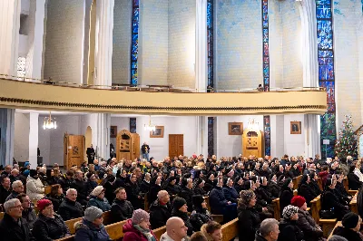 „Nasza wdzięczność jest szczególna wobec osób konsekrowanych za ich czytelne świadectwo wiary i za to, że żyjąc wiarą na co dzień ukazują chrystusowy styl życia” – mówił biskup Jan Wątroba podczas Mszy św. w katedrze rzeszowskiej w święto Ofiarowania Pańskiego. W Eucharystii, z okazji swojego święta patronalnego, uczestniczyły osoby konsekrowane posługujące w diecezji rzeszowskiej.
Mszy św. w katedrze rzeszowskiej przewodniczył bp Jan Wątroba, który modlił się w intencji osób konsekrowanych, przeżywających w święto Ofiarowania Pańskiego (02.02.) swoje święto patronalne. Eucharystię koncelebrował ks. Stanisław Kamiński, wikariusz biskupi ds. zakonnych, a także 9 kapłanów.
Na początku Mszy św. ks. Stanisław Kamiński powitał zebranych i wprowadził w przeżywaną liturgię. Następnie odbył się obrzęd błogosławieństwa świec i procesja z dolnego kościoła do głównej części katedry rzeszowskiej
Homilię wygłosił bp Jan Wątroba, który w pierwszej części, odnosząc się do przeżywanego święta, nawiązał do postawy Matki Najświętszej i św. Józefa. „Maryja uczy nas, że wierność Bogu oznacza wypełnianie prawa Bożego. Ona wypełniła wszystko bez wyjątku. Choć sama nie potrzebowała oczyszczenia, pozostała jednak posłuszna prawu. Skromna, prosta, uboga kobieta, poddana Bogu. W postawie Maryi i Józefa można dostrzec piękną lekcję dla rodziców i wychowawców. Rodzice powinni przedstawiać, czyli zawierzać swoje dzieci Panu Bogu. To jest gest wdzięczności wobec Stwórcy, a także znak wielkiej pokory wobec niełatwej misji rodzicielskiej i wychowawczej. Pełny rozwój człowieka dokonuje się dzięki Bożej łasce, a rodzice powinni się czuć narzędziem Bożej łaski, dlatego powinni często błogosławić swoje dzieci, modlić się za nie i z nimi oraz wciąż na nowo zawierzać je Panu Bogu” – mówił bp Wątroba.
Biskup Rzeszowski odnosząc się do obchodzonego Dnia życia konsekrowanego powiedział: „Trzy elementy wspólnoty: słowo, wierność i otwarcie na Ducha Świętego stanowią istotę życia każdej osoby konsekrowanej. Rozważać słowo Boże, trwać wiernie na modlitwie i być otwartym na to, co Duch Święty chce nam powiedzieć, to wypełnić powołanie do życia konsekrowanego, a jednocześnie wyznać wiarę w Kościół Chrystusowy. Nasza wdzięczność jest szczególna wobec osób konsekrowanych za ich czytelne świadectwo wiary i za to, że żyjąc wiarą na co dzień ukazują chrystusowy styl życia. Towarzyszą nam przez swoją pełną zatroskania miłosierną obecność, ale także przez milczącą obecność przepełnioną modlitwą w intencjach Kościoła, świata, a także poszczególnych osób i wspólnot”.
Po homilii osoby konsekrowane zgromadzone w katedrze odnowiły swoje przyrzeczenia.
Na zakończenie liturgii s. Agata Jakieła CSFN, referentka diecezjalna ds. życia konsekrowanego, podziękowała bp. Janowi Wątrobie za przewodniczenie liturgii i modlitwę w intencji osób życia konsekrowanego.
W Eucharystii w rzeszowskiej katedrze uczestniczyło prawie 100 osób życia konsekrowanego, a pośród nich ojcowie i bracia zakonni, siostry zakonne, wdowy i dziewice konsekrowane oraz członkowie instytutów świeckich. Śpiewy podczas liturgii wykonała Katedralna Schola Liturgiczna pod dyrekcją ks. Juliana Wybrańca, a przy organach zasiadł katedralny organista – Wiesław Siewierski. 

fot. Jola Warchoł