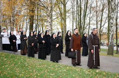 1 listopada 2018 r., w Uroczystość Wszystkich Świętych, na rzeszowskich cmentarzach odbyły się Msze św. i procesje w intencji zmarłych. Nabożeństwu na największej rzeszowskiej nekropolii, Cmentarzu Komunalnym Wilkowyja, przewodniczył bp Jan Wątroba, a liturgię w kaplicy cmentarnej oraz procesję za zmarłych przygotowali duszpasterze i wierni z naszej parafii katedralnej. Homilię wygłosił ks. proboszcz ks. Krzysztof Gołąbek. Kaznodzieja zwrócił uwagę, że jako wyznawcy Zmartwychwstałego Chrystusa patrzymy dalej niż ziemia. „Nasz wzrok zatrzymuje się dzisiaj na grobach, na ziemi, ale przez wiarę widzimy więcej, widzimy niebo” – podkreślił.  Po Mszy św. odbyła się procesja z modlitwami w intencji zmarłych. Przy pierwszej stacji, gdzie modlitwą obejmuje się zmarłych papieży, biskupów, kapłanów oraz osoby konsekrowane, uczestnicy procesji zatrzymali się przy grobie ks. Józefa Sondeja. Niedaleko, na tym samy skwerze, pochowani są m.in.: ks. Jan Delekta, ks. Walenty Bal, ks. Józef Kapusta, ks. płk Józef Pałęga oraz zmarli zakonnicy: pijarzy, dominikanie i salezjanie.  fot. ks. Tomasz Nowak