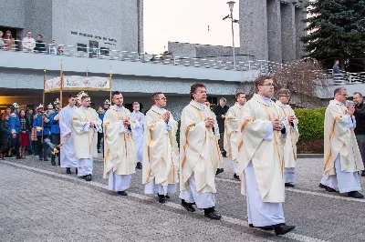 O świcie w Niedzielę Zmartwychwstania została odprawiona uroczysta Mszy św. w rzeszowskiej katedrze. Eucharystię poprzedziła procesja rezurekcyjna z Najświętszym Sakramentem. W oprawie muzycznej celebracji wziął udział katedralny chór chłopięco-męski Pueri Cantores Resovienses oraz katedralna orkiestra dęta.
Dnia 31 marca 2024 r. o godz. 6 w rzeszowskiej katedrze na rozpoczęcie procesji rezurekcyjnej rozbrzmiało zawołanie: „Chrystus zmartwychwstał, prawdziwie zmartwychwstał”. Wyrazem radości paschalnej była procesja z Najświętszym Sakramentem dokoła katedry z udziałem licznie zgromadzonych wiernych, straży grobowej i orkiestry dętej.
Po zakończonej procesji, została odprawiona uroczysta Eucharystia pod przewodnictwem ks. Krzysztofa Gołąbka, prepozyta rzeszowskiej kapituły katedralnej i proboszcza miejscowej wspólnoty parafialnej. Homilię wygłosił ks. Michał Rurak, penitencjarz kapituły, który zachęcał do zgłębiania tajemnicy zmartwychwstania.

„Zmartwychwstania jest czymś jedynym i wyjątkowym w swoim rodzaju. Łatwo napisać i powiedzieć czym zmartwychwstanie nie jest. Ale napisać i powiedzieć czym zmartwychwstanie jest, to zadanie na całe życie, i to nie tylko dla teologa czy księdza. To zadanie dla każdego z nas. Najważniejsze zadanie w życiu, bo ono zdecyduje co z nami będzie” – mówił kaznodzieja.
Ks. Rurak ukazał konsekwencje zmartwychwstania Chrystusa dla każdego wierzącego w kontekście całej historii Boga i człowieka. Mówił: „Zmartwychwstanie nie dotyczy tylko przyszłości, czasu po śmierci. Ono ma także znaczenie dla naszej doczesności. Bo skoro życie ma prowadzić do Zmartwychwstania, to znaczy, że ma wartość samo w sobie, że trzeba je szanować i jak najlepiej przeżyć.”
Na zakończenie Eucharystii transmitowanej przez katolickie Radio „VIA”, katedralny chór chłopięco-męski Pueri Cantores Resovienses pod dyrekcją Aleksandry Fiołek-Matuszewskiej wykonał uroczyste „Alleluja” z oratorium G.F. Haendla. Po zakończonej Mszy św. rezurekcyjnej katedralna orkiestra dęta pod batutą Tadeusza Cielaka odegrała radosne utwory wielkanocne. fot. Joanna Prasoł