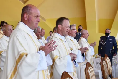 30 sierpnia 2020 r. do Parku Papieskiego w Rzeszowie na diecezjalne dożynki przyjechało 49 delegacji z dożynkowymi wieńcami.  Już o godz. 11.00 plac przed znajdującą się w Parku Papieskim sceną wypełniły delegacje z parafii diecezji rzeszowskiej. W sumie zarejestrowano 49 delegacje. Tegoroczną obsługę dożynek, w tym przygotowanie liturgii, zapewnili wierni i duszpasterze z dekanatu Sokołów Małopolski. O godz. 11.30 prof. Kazimierz Ożóg, mieszkaniec Górna, zaprezentował kilka myśli na temat chleba i godności pracy rolnika. Na scenie wystąpił zespół „Młody Duch i Przyjaciele” kierowany przez Dariusza Kosaka. Przed rozpoczęciem Mszy św. ks. Jerzy Uchman, diecezjalny duszpasterz rolników, przywitał przybyłych do Rzeszowa rolników, ogrodników, sadowników i pszczelarzy, wśród nich starostów dożynek Jerzego i Zofię Bednarzów z Kamienia, a także obecnych na Mszy św. parlamentarzystów, władze państwowe i samorządowe, służby mundurowe oraz poczty sztandarowe. Mszy św. przewodniczył bp Edward Białogłowski. W koncelebrze uczestniczył bp Kazimierz Górny oraz czternastu księży. W długiej procesji z darami do ołtarza podeszły delegacje wszystkich obecnych parafii przynosząc chleby i owoce. Dary te zostały przekazane Rzeszowskiemu Towarzystwu Pomocy im. św. Brata Alberta. Na zakończenie liturgii bp Białogłowski pobłogosławił przyniesione płody ziemi oraz ziarno na zasiew. Po błogosławieństwie poszczególne delegacje, przedstawiane przez ks. Jana Szczupaka, wikariusza biskupiego ds. społecznych, prezentowały swoje wieńce.  fot. ks. Tomasz Nowak