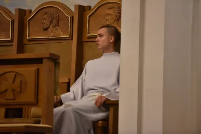 Mszy św. w Środę Popielcową na rozpoczęcie Wielkiego Postu w katedrze rzeszowskiej przewodniczył bp Jan Wątroba. Eucharystię koncelebrowali: ks. Łukasz Cyrnek, ks. Krzysztof Golas, ks. Krzysztof Gołąbek, ks. Sławomir Jeziorski, ks. Dominik Kiełb, ks. Jakub Nagi i ks. Nikodem Rybczyk.
Homilię wygłosił ks. Julian Wybraniec, wikariusz parafii katedralnej. Kaznodzieja w rozważaniu mówił o symbolice popiołu, którym w Środę Popielcową posypuje się głowy uczestników liturgii.
Po homilii odbył się obrzęd wybrania i wpisania imion do księgi katechumenów dwóch kobiet, które, jako dorosłe, przygotowują się do przyjęcia sakramentów inicjacji chrześcijańskiej.
Następnie odbył się obrzęd posypania popiołem.
Podczas Mszy św. posługę muzyczną pełniła Katedralna Schola Liturgiczna. Eucharystia była transmitowana przez Katolickie Radio VIA.
fot. ks. Jakub Oczkowicz