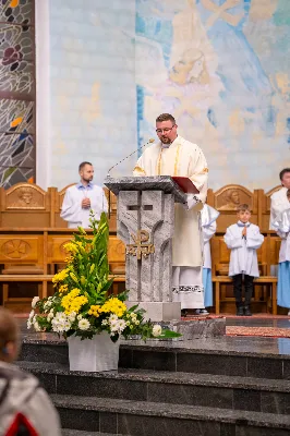 Ponad 100 lat temu, w roku 1917 r. w Fatimie, Matka Boża każdego 13. dnia miesiąca od maja do października objawiała się trójce dzieci: Łucji, Hiacyncie i Franciszkowi. Prosiła ich wówczas o odmawianie modlitwy różańcowej w intencji pokoju na świecie i nawrócenia grzeszników. Wzorem tych wydarzeń w wielu parafiach w Polsce i na świecie prowadzone są nabożeństwa fatimskie. Nie inaczej jest w rzeszowskiej katedrze, gdzie 13 października zakończono cykl tegorocznych spotkań modlitewnych przy figurze Pani Fatimskiej. Wieczór fatimski rozpoczął się o godz. 18:40 odczytaniem próśb i podziękowań do Matki Bożej Fatimskiej. Wcześniej wierni mogli skorzystać z sakramentu pokuty. O godz. 19:00 odprawiono uroczystą Mszę Świętą, której przewodniczył ks. Andrzej Szpaczyński – ojciec duchowny w Wyższym Seminarium Duchownym w Rzeszowie. Wygłosił on także homilię, w której nawiązał do liturgii słowa z dnia, przyrównując ją do myślenia współczesnego człowieka. „Jezus mówi do nas «Kto nie jest ze mną, jest przeciwko mnie». Można pomyśleć: jestem teraz w kościele, modlę się, spowiadam, przyjmuję sakramenty, ale czy rzeczywiście jestem z Jezusem czy tylko z Nim bywam? Czy jestem w Jego obecności cały czas czy jedynie bywam z Nim przez pewne chwile w ciągu dnia? Być z Jezusem to być po Jego stronie, mieć podobne myślenie, jak On, które przejawia się w czynach, podejmowanych decyzjach, a także w patrzeniu na drugiego. To wiara jest filtrem, który pozwala zobaczyć w drugim człowieku nie przeciwnika, ale brata – nawet jeśli jest on inny lub myśli inaczej. Wiara może pomagać wchodzić z nim w relację. Warto zadać sobie pytanie: czy mam w sobie ten filtr, ten sposób patrzenia, dzięki któremu jestem po stronie Jezusa?”. Następnie celebrans przywołał wydarzenia z portugalskiego miasteczka: „Choć nie jesteśmy świadkami cudu słońca, który zobaczył dziesięciotysięczny tłum 13 października 1917 w Fatimie, to słyszymy dzisiaj wezwanie do nawrócenia i pokuty. Każdy z nas jest wezwany, by się nawracać. Być może nawróceniu powinno ulec nasze spojrzenie na innych, by zobaczyć w nich dobro, a na świat patrzeć z wiarą”. Mszę Świętą koncelebrowali ks. Bogusław Babiarz – dyrektor administracyjny WSD w Rzeszowie, ks. Krzysztof Gołąbek – proboszcz parafii katedralnej oraz ks. Michał Rurak – katedralny wikariusz. Posługę w czasie liturgii pełnili alumni rzeszowskiego seminarium, którzy wraz z diakonem Łukaszem prowadzili także modlitwę różańcową z rozważaniami opartymi o historię błogosławionej rodziny Ulmów. Korzystając z ciepłej, jesiennej pogody po zakończonej Mszy Świętej odbyła się procesja na placu przed świątynią z figurą Pani Fatimskiej. Wierni z świecami w rękach zawierzali siebie, swoje rodziny i wszelkie troski w modlitwie różańcowej. Duchowo łączyli się z nimi słuchacze katolickiego radia VIA, które transmitowało całe nabożeństwo. Przed wyśpiewaniem Apelu Jasnogórskiego ks. Krzysztof, proboszcz parafii katedralnej, podsumował tegoroczne nabożeństwa fatimskie, dziękując wiernym za uczestnictwo w uwielbieniu Boga za przyczyną Pani Fatimskiej. W sposób szczególny podziękowania skierował do braci alumnów z roku propedeutycznego, życząc, aby modlitwa przy figurze Matki Bożej z Fatimy umacniała rozeznawanie drogi ich powołania. Wyrazy wdzięczności popłynęły w stronę kapłanów z dekanatu Rzeszów-Katedra, sióstr zakonnych, orkiestry pod batutą Tadeusza Cielaka, która uświetniała każde z tegorocznych nabożeństw oraz słuchaczy katolickiego radia VIA. Do godz. 22:00 w świątyni trwała adoracja Najświętszego Sakramentu, w której wierni licznie uczestniczyli. Od listopada do kwietnia 13. dnia miesiąca w świątyni katedralnej prowadzona jest modlitwa różańcowa przy figurze Matki Bożej Fatimskiej o godz. 17:30. Niech wezwanie Maryi do codziennej modlitwy różańcowej przyświeca nam nie tylko w październiku i przy okazji nabożeństw fatimskich, ale każdego dnia. 
tekst: Angelika Karnasiewicz 
fot. Jola Warchoł