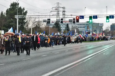 W Niedzielę Palmową (2 kwietnia 2023 r.) odbył się „Marsz modlitewny ze św. Janem Pawłem II”, który rozpoczął się przy Kościele akademickim pw. Św. Jadwigi Królowej. Wśród osób biorących udział w wydarzeniu obecni byli m. in.: Ewa Leniart, wojewoda podkarpacki, Marcin Warchoł, sekretarz stanu w Ministerstwie Sprawiedliwości, a także władze lokalne, samorządowcy, służby mundurowe, przedstawiciele instytucji, szkół, fundacji, stowarzyszeń katolickich, a także kapłani i siostry zakonne.
Uczestnicy udali się do katedry rzeszowskiej, gdzie następnie odbyła się Eucharystia, której przewodniczył bp Jan Wątroba. W liturgii wzięli udział także: abp Edward Nowak, bp Edward Białogłowski, bp Kazimierz Górny, ks. infułat Wiesław Szurek i 25 kapłanów.
W homilii bp Wątroba mówił m. in., iż „ze smutkiem obserwujemy, jak wielu atakuje osobę i nauczanie św. Papieża, powtarzając nieuzasadnione i bezpodstawne oskarżenia i zniewagi. A jeszcze niedawno szczycili się i powoływali na osobiste spotkania, wspólne fotografie, cytowali wypowiedzi. Równie smutne jest to, że czynią to swoi, rodacy. W żadnym innym narodzie nie ma takich złośliwości, agresji i ataków na pamięć o św. Janie Pawle II. Tym bardziej potrzeba naszej jedności i solidarności w przypominaniu Jego świadectwa, Jego słów, gestów i trwałych dzieł”.
„Módlmy się i my za tych, którzy chcą zniszczyć pamięć i dobre imię św. Jana Pawła II, by Pan dał im łaskę opamiętania. A sami z tym większą gorliwością realizujmy program, który nam zostawił w swoim testamencie św. Jan Paweł II Wielki” – zachęcał biskup rzeszowski.
Po Mszy św. wierni wraz z biskupami przeszli do Parku Papieskiego. Tam, modlono się pod pomnikiem św. Jana Pawła II, gdzie złożono kwiaty, zapalono znicze, a także odśpiewano Apel Jasnogórski poprzedzony wspomnieniami o św. Janie Pawle II, które wypowiedział ks. Stanisław Słowik. Modlitwę zakończył śpiew „Barki”. 