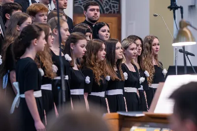 W niedzielę, 21 kwietnia 2024 roku, w Katedrze Rzeszowskiej odbył się Koncert Wielkanocny, którego organizatorem był Katedralny Chór Chłopięco-Męski „Pueri Cantores Resovienses” oraz parafia katedralna pw. Najświętszego Serca Pana Jezusa w Rzeszowie. 
Radosnym Alleluja podzielili się z licznie zgromadzoną publicznością wykonawcy: Krośnieński Zespół Kameralny, Chór Mieszany Ogólnokształcącej Szkoły Muzycznej II stopnia w Krośnie, Orkiestra Festiwalowa składająca się z uczniów i nauczycieli ZSM w Krośnie i PSM II st. w Jaśle oraz gospodarze koncertu – Katedralny Chór Chłopięco-Męski „Pueri Cantores Resovienses” pod dyrekcją Aleksandry Fiołek-Matuszewskiej. Pomysłodawcą i inicjatorem koncertu był Mateusz Gałuszka, organista, dyrygent, dyrektor jasielskiego festiwalu Musica Classica.
Na wstępie zaprezentowano 2 utwory w wykonaniu Chóru Mieszanego Ogólnokształcącej Szkoły Muzycznej II stopnia w Krośnie pod dyrekcją Renaty Zajdel: „Regina caeli” Jacques-Louisa Battmanna, w którym partię solową wykonała Jadwiga Kot-Ochał, zaś na organach akompaniował Mateusz Gałuszka oraz zabrzmiał „Magnificat” autorstwa Andrzeja Koszewskiego, skomponowany w 2004 roku.
Następnie publiczność mogła usłyszeć 3 utwory: kompozycję S.S. Szarzyńskiego „Jesu, spes mea” („Jezu – moja nadziejo”) na sopran, dwoje skrzypiec i organy, Koncert d-moll J.S. Bacha na obój i skrzypce oraz Koncert d-moll A. Vivaldiego.
Po muzyce instrumentalnej przyszedł czas na dzieła wokalno-instrumentalne. W tej części zabrzmiał motet „Ave Verum” W. A. Mozarta w wykonaniu Katedralnego Chóru Chłopięco-Męskiego „Pueri Cantores Resovienses” pod dyrekcją Aleksandry Fiołek-Matuszewskiej. Na organach akompaniował chórzysta Maksymilian Rogóż.
Historia Katedralnego Chóru Chłopięco-Męskiego „Pueri Cantores Resovienses” jest długa i bogata. Chór powstał w 1985 roku w Rzeszowie, a w przyszłym roku będzie obchodził jubileusz 40-lecia działalności. Obecnie dyrygentem Katedralnego Chóru Chłopięco-Męskiego jest Aleksandra Fiołek-Matuszewska, absolwentka Uniwersytetu Muzycznego im. Fryderyka Chopina w Warszawie.
Zwieńczeniem niedzielnego Koncertu Wielkanocnego było wykonanie wybranych części Oratorium „Mesjasz” G. F. Händla. Podniośle wybrzmiało 6 fragmentów tego dzieła. Orkiestra wykonała Sinfony (wstęp instrumentalny), następnie połączone chóry z orkiestrą zaprezentowały słuchaczom części: „Surely, He hath borne our griefs“ „And with His stripes we are healed”, „All we like sheep have gone astray”. Solową arię „How beautiful are the feet of them” z orkiestrą wykonała Jadwiga Kot-Ochał. Na koniec z wielką mocą wybrzmiała najsłynniejsza część tego oratorium: „Hallelujah” w wykonaniu połączonych chórów z orkiestrą, którymi zadyrygowała Aleksandra Fiołek-Matuszewska. Koncert poprowadził Ryszard Bieniek – prezes Katedralnego Chóru. 
Można śmiało powiedzieć, że była to muzyczna uczta dla ducha, o czym świadczyły gromkie brawa i owacje na stojąco. Z niecierpliwością czekamy na kolejne koncerty Katedralnego Chóru Chłopięco-Męskiego „Pueri Cantores Resovienses”.
fot. Joanna Prasoł