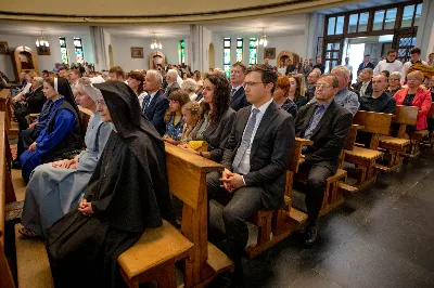 „Na swoje życie i swoje kapłaństwo trzeba popatrzeć w świetle Bożej miłości. Inaczej go nie pojmiemy ani my, ani ci, którzy będą na nas patrzeć” – mówił bp Jan Wątroba podczas Mszy św. z udzieleniem święceń prezbiteratu. 4 czerwca 2022 r. w kościele katedralnym jedenastu diakonów diecezji rzeszowskiej przyjęło sakrament kapłaństwa.
Do grona neoprezbiterów diecezji rzeszowskiej należą: ks. Sebastian Bełz z parafii w Nienadówce, ks. Krzysztof Lampart z parafii w Rudnej Wielkiej, ks. Mateusz Łachmanek z parafii w Lipinkach, ks. Karol Migut z parafii w Jasionce, ks. Marcin Murawski z parafii katedralnej w Rzeszowie, ks. Adrian Pazdan z parafii w Zagorzycach, ks. Tomasz Sienicki z parafii w Bieździedzy, ks. Dominik Świeboda z parafii w Palikówce, ks. Piotr Wąsacz z parafii bł. Władysława Findysza w Rzeszowie, ks. Mateusz Wojtuń z parafii w Święcanach oraz ks. Wiktor Zoła z parafii w Cieklinie.
Mszy św. przewodniczył i święceń udzielił bp Jan Wątroba. Eucharystię koncelebrowało około osiemdziesięciu księży, m.in: przełożeni Wyższego Seminarium Duchownego w Rzeszowie oraz proboszczowie i wikariusze z parafii rodzinnych neoprezbiterów. W Mszy św. uczestniczył abp Edward Nowak, bp Kazimierz Górny i bp Edward Białogłowski.
Zebranych w kościele katedralnym powitał ks. Krzysztof Gołąbek, proboszcz parafii.
W homilii bp Jan Wątroba nawiązał do słów z Ewangelii według św. Jana w których Chrystus tłumaczy co to znaczy być dobrym pasterzem. „Być kapłanem w Kościele Chrystusowym to znaczy mieć udział w Jego pasterskiej misji i stale upodabniać się do Dobrego Pasterza, który zna owce, karmi je, broni i jest gotów oddać życie dla ich dobra” – mówił hierarcha.
Po homilii odbył się obrzędy święceń: przyrzeczenie czci i posłuszeństwa Biskupowi Ordynariuszowi, Litania do Wszystkich Świętych podczas której kandydaci leżeli krzyżem, nałożenie rąk, modlitwa święceń oraz namaszczenie rąk krzyżmem i wręczenie chleba i wina. Podczas Liturgii Eucharystycznej nowo wyświęceni po raz pierwszy wyciągnęli dłonie nad chlebem i winem wypowiadając słowa konsekracji.
Na zakończenie Mszy św. ks. Tomasz Sienicki, podziękował w imieniu nowo wyświęconych wszystkim, którzy przyczynili się do przygotowania ich do kapłaństwa. Słowa wdzięczności, m.in. przełożonym Wyższego Seminarium Duchownego w Rzeszowie i rodzicom neoprezbiterów, wypowiedział bp Jan Wątroba. 
W drodze do zakrystii neoprezbiterzy zatrzymali się przy figurze Matki Bożej Fatimskiej zawierzając swoje kapłaństwo Matce Bożej.
W niedzielę, 5 czerwca, w Uroczystość Zesłania Ducha Świętego, neoprezbiterzy będą sprawować w swoich rodzinnych parafiach uroczyste Msze św. prymicyjne, a w najbliższych tygodniach otrzymają skierowania do parafii.

Fot. ks. Jakub Nagi oraz biala-wrona.pl
