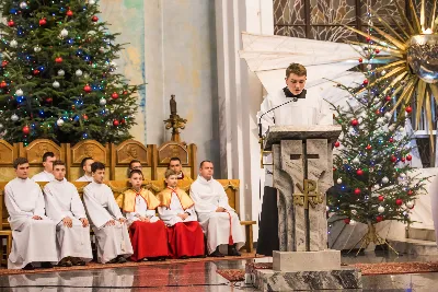 Pasterce w naszej Katedrze przewodniczył bp Jan Wątroba. Czuwanie przed Pasterką prowadziła młodzież naszej parafii. fot. Fotografiarzeszow