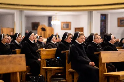 „Nasza wdzięczność jest szczególna wobec osób konsekrowanych za ich czytelne świadectwo wiary i za to, że żyjąc wiarą na co dzień ukazują chrystusowy styl życia” – mówił biskup Jan Wątroba podczas Mszy św. w katedrze rzeszowskiej w święto Ofiarowania Pańskiego. W Eucharystii, z okazji swojego święta patronalnego, uczestniczyły osoby konsekrowane posługujące w diecezji rzeszowskiej.
Mszy św. w katedrze rzeszowskiej przewodniczył bp Jan Wątroba, który modlił się w intencji osób konsekrowanych, przeżywających w święto Ofiarowania Pańskiego (02.02.) swoje święto patronalne. Eucharystię koncelebrował ks. Stanisław Kamiński, wikariusz biskupi ds. zakonnych, a także 9 kapłanów.
Na początku Mszy św. ks. Stanisław Kamiński powitał zebranych i wprowadził w przeżywaną liturgię. Następnie odbył się obrzęd błogosławieństwa świec i procesja z dolnego kościoła do głównej części katedry rzeszowskiej
Homilię wygłosił bp Jan Wątroba, który w pierwszej części, odnosząc się do przeżywanego święta, nawiązał do postawy Matki Najświętszej i św. Józefa. „Maryja uczy nas, że wierność Bogu oznacza wypełnianie prawa Bożego. Ona wypełniła wszystko bez wyjątku. Choć sama nie potrzebowała oczyszczenia, pozostała jednak posłuszna prawu. Skromna, prosta, uboga kobieta, poddana Bogu. W postawie Maryi i Józefa można dostrzec piękną lekcję dla rodziców i wychowawców. Rodzice powinni przedstawiać, czyli zawierzać swoje dzieci Panu Bogu. To jest gest wdzięczności wobec Stwórcy, a także znak wielkiej pokory wobec niełatwej misji rodzicielskiej i wychowawczej. Pełny rozwój człowieka dokonuje się dzięki Bożej łasce, a rodzice powinni się czuć narzędziem Bożej łaski, dlatego powinni często błogosławić swoje dzieci, modlić się za nie i z nimi oraz wciąż na nowo zawierzać je Panu Bogu” – mówił bp Wątroba.
Biskup Rzeszowski odnosząc się do obchodzonego Dnia życia konsekrowanego powiedział: „Trzy elementy wspólnoty: słowo, wierność i otwarcie na Ducha Świętego stanowią istotę życia każdej osoby konsekrowanej. Rozważać słowo Boże, trwać wiernie na modlitwie i być otwartym na to, co Duch Święty chce nam powiedzieć, to wypełnić powołanie do życia konsekrowanego, a jednocześnie wyznać wiarę w Kościół Chrystusowy. Nasza wdzięczność jest szczególna wobec osób konsekrowanych za ich czytelne świadectwo wiary i za to, że żyjąc wiarą na co dzień ukazują chrystusowy styl życia. Towarzyszą nam przez swoją pełną zatroskania miłosierną obecność, ale także przez milczącą obecność przepełnioną modlitwą w intencjach Kościoła, świata, a także poszczególnych osób i wspólnot”.
Po homilii osoby konsekrowane zgromadzone w katedrze odnowiły swoje przyrzeczenia.
Na zakończenie liturgii s. Agata Jakieła CSFN, referentka diecezjalna ds. życia konsekrowanego, podziękowała bp. Janowi Wątrobie za przewodniczenie liturgii i modlitwę w intencji osób życia konsekrowanego.
W Eucharystii w rzeszowskiej katedrze uczestniczyło prawie 100 osób życia konsekrowanego, a pośród nich ojcowie i bracia zakonni, siostry zakonne, wdowy i dziewice konsekrowane oraz członkowie instytutów świeckich. Śpiewy podczas liturgii wykonała Katedralna Schola Liturgiczna pod dyrekcją ks. Juliana Wybrańca, a przy organach zasiadł katedralny organista – Wiesław Siewierski. 

fot. Jola Warchoł