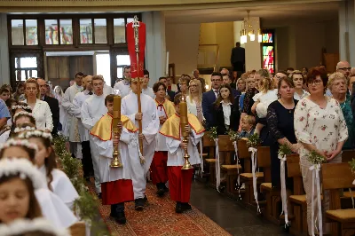 Maj to dla wielu najpiękniejszy miesiąc w roku. W liturgii Kościoła szczególnie wtedy czcimy Maryję oraz radujemy się ze Zmartwychwstania Pańskiego. W niedzielę 8 maja w naszej Katedrze dzieci z klas III doświadczyły równie wielkiej radości po raz pierwszy w pełni uczestnicząc we Mszy Świętej. To niezwykłe spotkanie z Chrystusem w Komunii Świętej zostało poprzedzone przygotowaniem poprzez katechezy w szkole i spotkania w parafii, a także spowiedzią. Poprzez niedzielne Eucharystie o godz. 12.00 i 13.30 celebrowane przez ks. Krzysztofa Gołąbka, proboszcza naszej Katedry, 88 dzieci rozpoczęło wielką przygodę z Jezusem ukrytym w Najświętszym Sakramencie. Towarzyszyli im rodzice, którzy wraz ze swoimi dziećmi przygotowywali się do tego wydarzenia, a także najbliższa rodzina. Posługę w liturgii Mszy Świętej pełniły dzieci pierwszokomunijne oraz ich rodzice.
Wielka radość serc dzieci komunijnych promieniowała na wszystkich uczestników Mszy Świętej i przypominała zebranym na liturgii, że spotkanie z Jezusem Eucharystycznym to przywilej i wielkie szczęście. Czas tej wielkiej radości został przedłużony przez „Biały Tydzień”, w którym dzieci uczestniczyły w wieczornej Eucharystii, przyjmując Jezusa do swoich serc. 

Wszystkim dzieciom, które w tym roku przeżywały swoją Pierwszą Komunię Świętą, życzymy, aby nie gasł w nich zapał do poznawania Jezusa i Jego nauki, a radość, jaka towarzyszyła tym dniom, była nieodłączną towarzyszką ich spotkań z Jezusem w Eucharystii. A s. Julicie i ks. Julianowi dziękujemy za serce włożone w przygotowanie dzieci do tego wielkiego wydarzenia.

fot. Paweł Styka