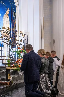 W tym roku, 13 czerwca, przypadła 30. rocznica koronacji figury Matki Bożej Fatimskiej w katedrze rzeszowskiej.
13 maja 1917 r. Matka Boża po raz pierwszy objawiła się w Fatimie trojgu dzieciom: Łucji, Hiacyncie i Franciszkowi, pozostawiając wezwanie do czynienia pokuty i modlitwy różańcowej. W odpowiedzi na ten apel, wierni licznie zgromadzili się w katedrze rzeszowskiej na wspólnej modlitwie do Pani Fatimskiej, prosząc o pokój na świecie, nawrócenie grzeszników i o łaskę stawania się wiernymi uczniami Chrystusa.
W odpowiedzi na to wezwanie w rzeszowskiej katedrze zaczęto odprawiać Nabożeństwa Fatimskie. Pierwsze z nich odbyło się 13 maja 1992 r. Od tej pory w parafii intensywnie rozwijał się kult Matki Bożej Fatimskiej, a Nabożeństwo Fatimskie stało się jednym z głównych nabożeństw w parafii. Uczestniczyli w nim bardzo licznie nie tylko parafianie, ale także wierni z okolicznych parafii.
Uroczystość koronacji figury Matki Bożej Fatimskiej w katedrze miała miejsce 30 lat temu, w niedzielę 13 czerwca 1993 r. Koronacji dokonał bp Kazimierz Górny, a koncelebransami byli bp Julian Groblicki z Krakowa oraz bp Edward Białogłowski. W pogodne czerwcowe popołudnie uroczystość zgromadziła ogromne rzesze wiernych. 
Tegoroczne czerwcowe Nabożeństwo Fatimskie rozpoczęło się o godz. 18:30 odśpiewaniem Litanii do Najświętszego Serca Pana Jezusa oraz przedstawieniem próśb i podziękowań do Matki Bożej Fatimskiej. O godz. 19:00 miała miejsce uroczysta Msza Święta, której przewodniczył bp Kazimierz Górny w koncelebrze kapłanów z dekanatu. Homilię wygłosił ks. dr hab. Jerzy Buczek – dyrektor Domu Księży Seniorów Diecezji Rzeszowskiej. W wygłoszonej homilii mówił: W 30. rocznicę koronacji, w 41. rocznicę obecności Maryi pośród nas, chcemy z wielką wiarą wołać o to, by „Biała Królowa” dała nam moc do wiernego pójścia za Chrystusem, do bycia solą ziemi i światłem świata, do mówienia Bogu: tak, a złu: nie. Chcemy prosić Maryję, by wlała w nasze serce nadzieję. Byśmy patrząc na to wszystko, co dzieje się wokół nas, wzięli do rąk różaniec, zgodnie z Jej zachętą, i dzień w dzień wytrwale się modlili. Abyśmy podjęli pierwsze soboty i wynagrodzenie za grzechy.
Ze względu na niekorzystne warunki atmosferyczne zrezygnowano z procesji z figurą Matki Bożej i relikwiami dzieci fatimskich, która tradycyjnie odbywa się na placu przed katedrą. Wierni składali swoje intencje przy figurze Matki Bożej Fatimskiej w modlitwie różańcowej, którą poprowadzili przedstawiciele parafii pw. Matki Bożej Częstochowskiej w Rzeszowie wraz z ks. Pawłem Blatem – wikariuszem tejże parafii. W posługę muzyczną podczas Eucharystii włączył się chór „Alba Cantans” pod dyrekcją Kornelii Ignas z parafii pw. Bożego Miłosierdzia w Rzeszowie oraz orkiestra dęta prowadzona przez Tadeusza Cielaka.
Wieczór poświęcony Matce Bożej Fatimskiej zakończyło wspólne odśpiewanie Apelu Jasnogórskiego, po którym jeszcze przez godzinę trwała adoracja Najświętszego Sakramentu. Uroczystość jubileuszowa w katedrze licznie zgromadziła wiernych czcicieli Matki Bożej Fatimskiej.
Kolejne Nabożeństwa Fatimskie odbędą się w każdy 13. dzień miesiąca do października i będą transmitowane przez Katolickie Radio VIA.

fot. Joanna Prasoł