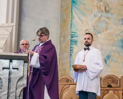 W V Niedzielę Wielkiego Postu, podczas Mszy Świętej o godz. 12:00, ks. Krzysztof Gołąbek – proboszcz naszej Katedry, przyjął do grona Liturgicznej Służby Ołtarza siedmiu nowych ministrantów. Po odpowiednim przygotowaniu, pod czujnym okiem ks. Pawła Wójcika oraz animatorów Adama i Miłosza, chłopcy otrzymali stopień ministranta choralisty – po raz pierwszy założyli kołnierzyki i otrzymali legitymacje ministranckie. To wyjątkowy moment i ogromna radość dla naszej wspólnoty! Podczas Mszy Świętej zaśpiewała Dziewczęca Schola Katedralna. Serdecznie gratulujemy chłopcom odwagi oraz życzymy wytrwałości w tej pięknej służbie przy Ołtarzu Pana Jezusa. Jeśli chcesz dołączyć do grona ministrantów – serdecznie zapraszamy! Zainteresowanych prosimy o kontakt z ks. Pawłem Wójcikiem.
fot. Antoni Ważny