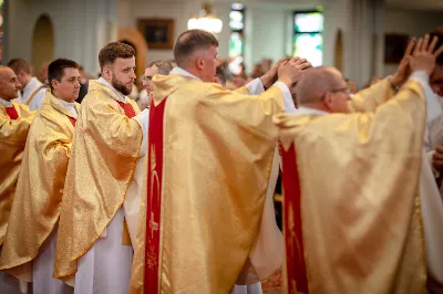 „Na swoje życie i swoje kapłaństwo trzeba popatrzeć w świetle Bożej miłości. Inaczej go nie pojmiemy ani my, ani ci, którzy będą na nas patrzeć” – mówił bp Jan Wątroba podczas Mszy św. z udzieleniem święceń prezbiteratu. 4 czerwca 2022 r. w kościele katedralnym jedenastu diakonów diecezji rzeszowskiej przyjęło sakrament kapłaństwa.
Do grona neoprezbiterów diecezji rzeszowskiej należą: ks. Sebastian Bełz z parafii w Nienadówce, ks. Krzysztof Lampart z parafii w Rudnej Wielkiej, ks. Mateusz Łachmanek z parafii w Lipinkach, ks. Karol Migut z parafii w Jasionce, ks. Marcin Murawski z parafii katedralnej w Rzeszowie, ks. Adrian Pazdan z parafii w Zagorzycach, ks. Tomasz Sienicki z parafii w Bieździedzy, ks. Dominik Świeboda z parafii w Palikówce, ks. Piotr Wąsacz z parafii bł. Władysława Findysza w Rzeszowie, ks. Mateusz Wojtuń z parafii w Święcanach oraz ks. Wiktor Zoła z parafii w Cieklinie.
Mszy św. przewodniczył i święceń udzielił bp Jan Wątroba. Eucharystię koncelebrowało około osiemdziesięciu księży, m.in: przełożeni Wyższego Seminarium Duchownego w Rzeszowie oraz proboszczowie i wikariusze z parafii rodzinnych neoprezbiterów. W Mszy św. uczestniczył abp Edward Nowak, bp Kazimierz Górny i bp Edward Białogłowski.
Zebranych w kościele katedralnym powitał ks. Krzysztof Gołąbek, proboszcz parafii.
W homilii bp Jan Wątroba nawiązał do słów z Ewangelii według św. Jana w których Chrystus tłumaczy co to znaczy być dobrym pasterzem. „Być kapłanem w Kościele Chrystusowym to znaczy mieć udział w Jego pasterskiej misji i stale upodabniać się do Dobrego Pasterza, który zna owce, karmi je, broni i jest gotów oddać życie dla ich dobra” – mówił hierarcha.
Po homilii odbył się obrzędy święceń: przyrzeczenie czci i posłuszeństwa Biskupowi Ordynariuszowi, Litania do Wszystkich Świętych podczas której kandydaci leżeli krzyżem, nałożenie rąk, modlitwa święceń oraz namaszczenie rąk krzyżmem i wręczenie chleba i wina. Podczas Liturgii Eucharystycznej nowo wyświęceni po raz pierwszy wyciągnęli dłonie nad chlebem i winem wypowiadając słowa konsekracji.
Na zakończenie Mszy św. ks. Tomasz Sienicki, podziękował w imieniu nowo wyświęconych wszystkim, którzy przyczynili się do przygotowania ich do kapłaństwa. Słowa wdzięczności, m.in. przełożonym Wyższego Seminarium Duchownego w Rzeszowie i rodzicom neoprezbiterów, wypowiedział bp Jan Wątroba. 
W drodze do zakrystii neoprezbiterzy zatrzymali się przy figurze Matki Bożej Fatimskiej zawierzając swoje kapłaństwo Matce Bożej.
W niedzielę, 5 czerwca, w Uroczystość Zesłania Ducha Świętego, neoprezbiterzy będą sprawować w swoich rodzinnych parafiach uroczyste Msze św. prymicyjne, a w najbliższych tygodniach otrzymają skierowania do parafii.

Fot. ks. Jakub Nagi oraz biala-wrona.pl
