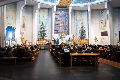 „Nasza wdzięczność jest szczególna wobec osób konsekrowanych za ich czytelne świadectwo wiary i za to, że żyjąc wiarą na co dzień ukazują chrystusowy styl życia” – mówił biskup Jan Wątroba podczas Mszy św. w katedrze rzeszowskiej w święto Ofiarowania Pańskiego. W Eucharystii, z okazji swojego święta patronalnego, uczestniczyły osoby konsekrowane posługujące w diecezji rzeszowskiej.
Mszy św. w katedrze rzeszowskiej przewodniczył bp Jan Wątroba, który modlił się w intencji osób konsekrowanych, przeżywających w święto Ofiarowania Pańskiego (02.02.) swoje święto patronalne. Eucharystię koncelebrował ks. Stanisław Kamiński, wikariusz biskupi ds. zakonnych, a także 9 kapłanów.
Na początku Mszy św. ks. Stanisław Kamiński powitał zebranych i wprowadził w przeżywaną liturgię. Następnie odbył się obrzęd błogosławieństwa świec i procesja z dolnego kościoła do głównej części katedry rzeszowskiej
Homilię wygłosił bp Jan Wątroba, który w pierwszej części, odnosząc się do przeżywanego święta, nawiązał do postawy Matki Najświętszej i św. Józefa. „Maryja uczy nas, że wierność Bogu oznacza wypełnianie prawa Bożego. Ona wypełniła wszystko bez wyjątku. Choć sama nie potrzebowała oczyszczenia, pozostała jednak posłuszna prawu. Skromna, prosta, uboga kobieta, poddana Bogu. W postawie Maryi i Józefa można dostrzec piękną lekcję dla rodziców i wychowawców. Rodzice powinni przedstawiać, czyli zawierzać swoje dzieci Panu Bogu. To jest gest wdzięczności wobec Stwórcy, a także znak wielkiej pokory wobec niełatwej misji rodzicielskiej i wychowawczej. Pełny rozwój człowieka dokonuje się dzięki Bożej łasce, a rodzice powinni się czuć narzędziem Bożej łaski, dlatego powinni często błogosławić swoje dzieci, modlić się za nie i z nimi oraz wciąż na nowo zawierzać je Panu Bogu” – mówił bp Wątroba.
Biskup Rzeszowski odnosząc się do obchodzonego Dnia życia konsekrowanego powiedział: „Trzy elementy wspólnoty: słowo, wierność i otwarcie na Ducha Świętego stanowią istotę życia każdej osoby konsekrowanej. Rozważać słowo Boże, trwać wiernie na modlitwie i być otwartym na to, co Duch Święty chce nam powiedzieć, to wypełnić powołanie do życia konsekrowanego, a jednocześnie wyznać wiarę w Kościół Chrystusowy. Nasza wdzięczność jest szczególna wobec osób konsekrowanych za ich czytelne świadectwo wiary i za to, że żyjąc wiarą na co dzień ukazują chrystusowy styl życia. Towarzyszą nam przez swoją pełną zatroskania miłosierną obecność, ale także przez milczącą obecność przepełnioną modlitwą w intencjach Kościoła, świata, a także poszczególnych osób i wspólnot”.
Po homilii osoby konsekrowane zgromadzone w katedrze odnowiły swoje przyrzeczenia.
Na zakończenie liturgii s. Agata Jakieła CSFN, referentka diecezjalna ds. życia konsekrowanego, podziękowała bp. Janowi Wątrobie za przewodniczenie liturgii i modlitwę w intencji osób życia konsekrowanego.
W Eucharystii w rzeszowskiej katedrze uczestniczyło prawie 100 osób życia konsekrowanego, a pośród nich ojcowie i bracia zakonni, siostry zakonne, wdowy i dziewice konsekrowane oraz członkowie instytutów świeckich. Śpiewy podczas liturgii wykonała Katedralna Schola Liturgiczna pod dyrekcją ks. Juliana Wybrańca, a przy organach zasiadł katedralny organista – Wiesław Siewierski. 

fot. Jola Warchoł